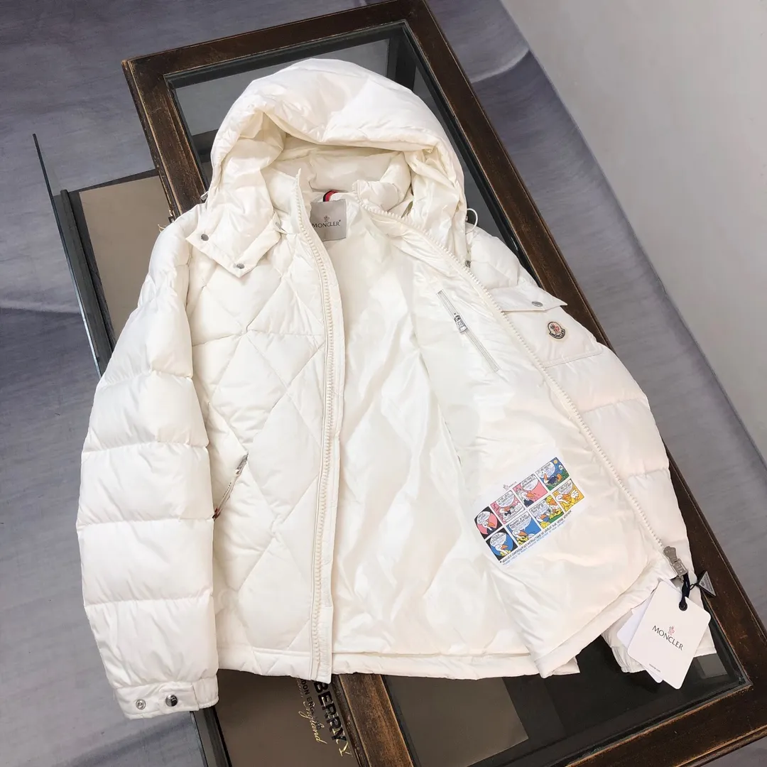 P880 🆕🆕🆕🔥Moncler Averole short men’s diamond check down jacket jacket! Premium duck down filling! Original factory matching hardware ~ The Averole men's short down jacket features an eye-catching stitching pattern that combines diamond quilted yoke and rectangular quilted body. complement each other. Made from stretch nylon and features a removable hood, pockets and two-way zip fly. Made of elastic nylon fabric, elastic nylon lining, detachable and adjustable hood with snap buttons and drawstring, diamond quilted yoke, snap button adjustment on the cuffs, sleeve arm flap pockets wool felt logo badge, highly recommended 🤩 Color: Black White Size: 1-2-3-4-5 (please state your height and weight when placing an order)