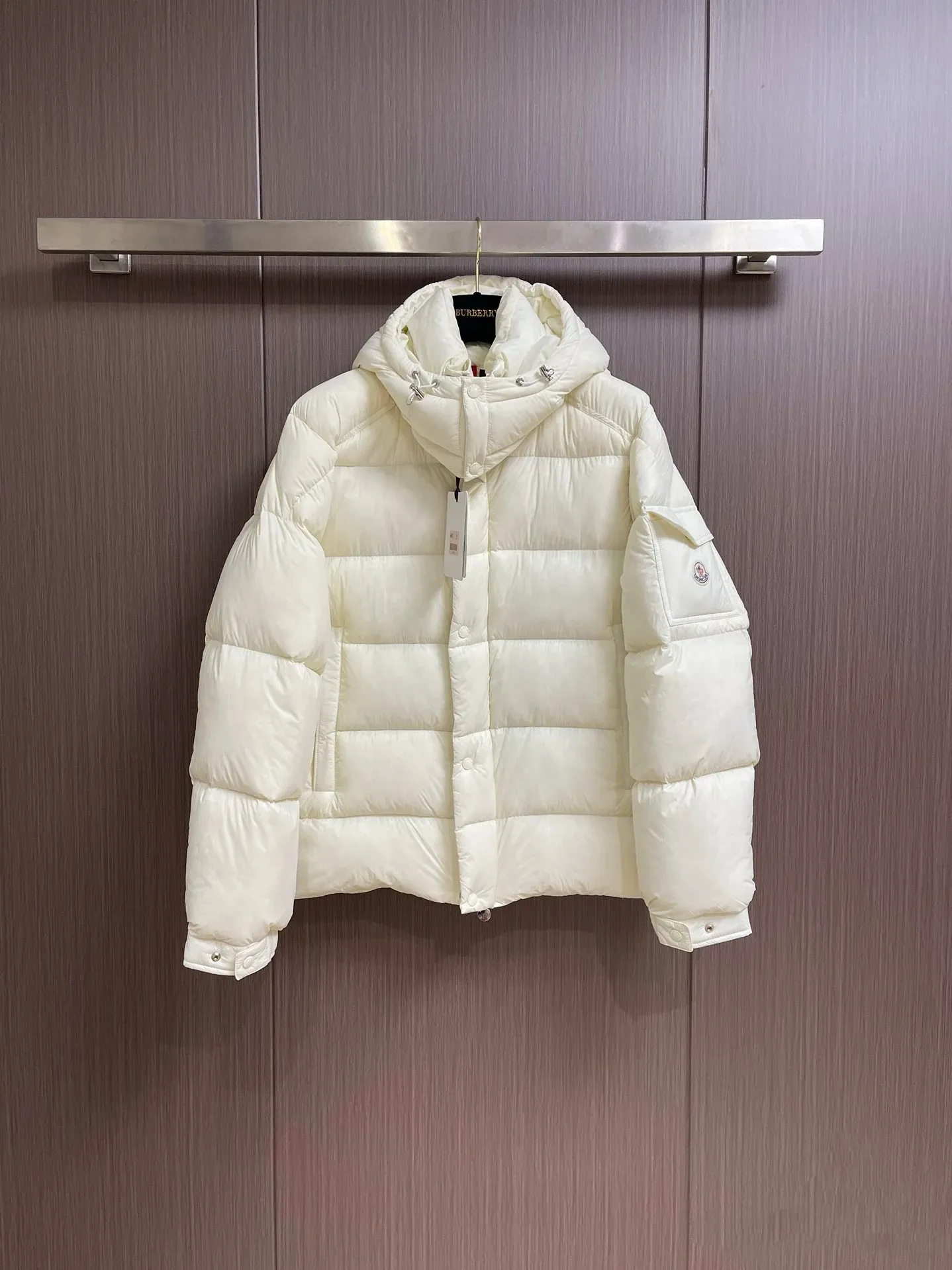 P510 Moncler/Moncler 70th Anniversary Maya Snow Down Jacket is a classic model displayed at the counter. It is equipped with timeless attributes, the most reliable wrapping and the most practical... It is made of polyester high-gloss lacquered silk nylon material imported from Japan. Compared with the previous nylon products, it is much thicker. The same color lining is a perfect combination. The overall tone is outstanding. It is light, comfortable and anti-adsorption, anti-static and locks down velvet. The excellent performance indicators make the cold winter full of vitality and warmth. Lightweight and warm to keep out the cold. The fluffy texture falls on the hand and looks like an inflatable bread🍞. The 70th anniversary commemorative badge decoration of felt embroidery on the sleeves and arms🉑️Detachable wind hood design, you are not afraid of the cold wind and still full of vitality. Color/off-white black