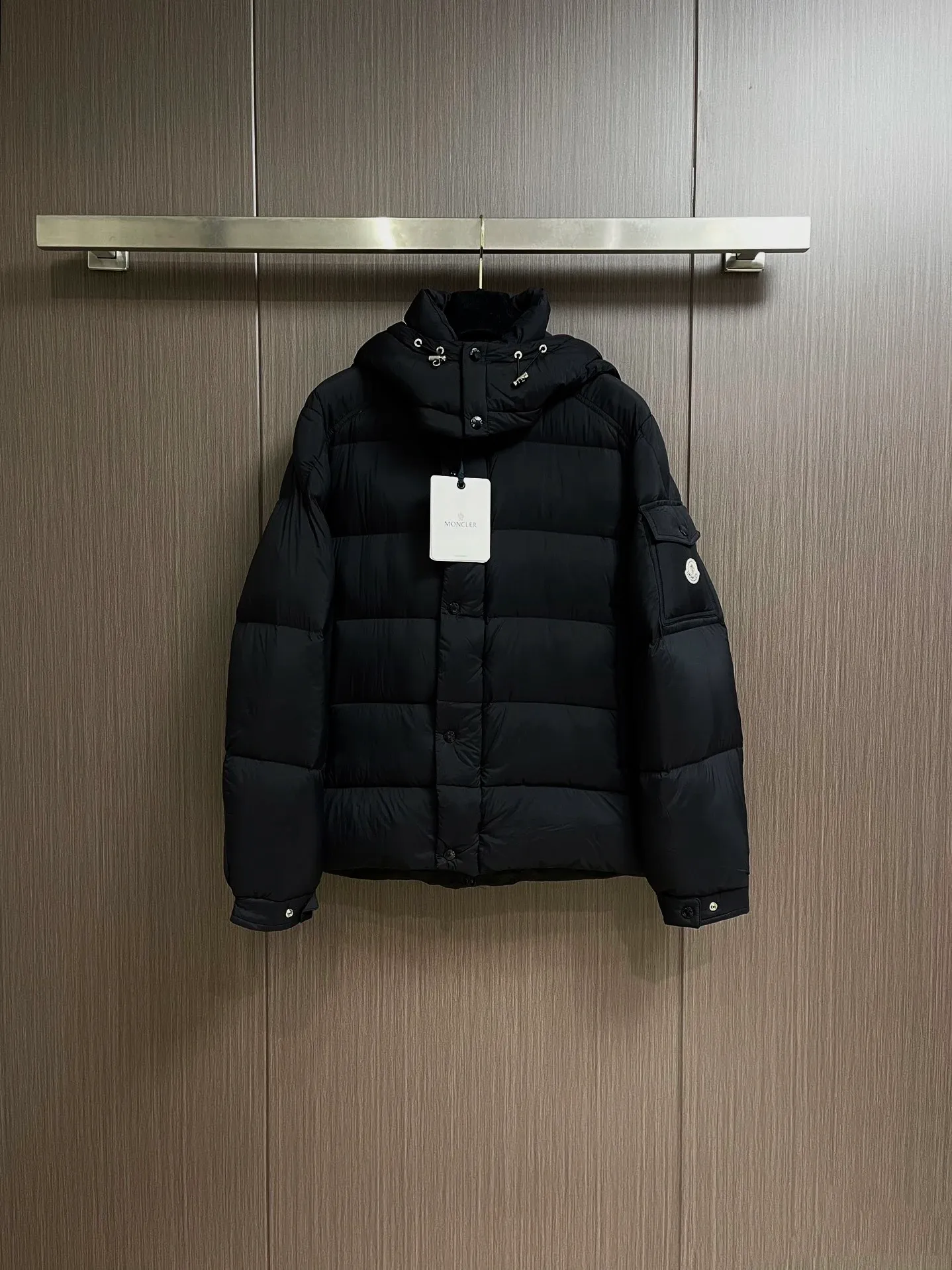 P510 Moncler/Moncler 70th Anniversary Maya Snow Down Jacket is a classic model displayed at the counter. It is equipped with timeless attributes, the most reliable wrapping and the most practical... It is made of polyester high-gloss lacquered silk nylon material imported from Japan. Compared with the previous nylon products, it is much thicker. The same color lining is a perfect combination. The overall tone is outstanding. It is light, comfortable and anti-adsorption, anti-static and locks down velvet. The excellent performance indicators make the cold winter full of vitality and warmth. Lightweight and warm to keep out the cold. The fluffy texture falls on the hand and looks like an inflatable bread🍞. The 70th anniversary commemorative badge decoration of felt embroidery on the sleeves and arms🉑️Detachable wind hood design, you are not afraid of the cold wind and still full of vitality. Color/off-white black