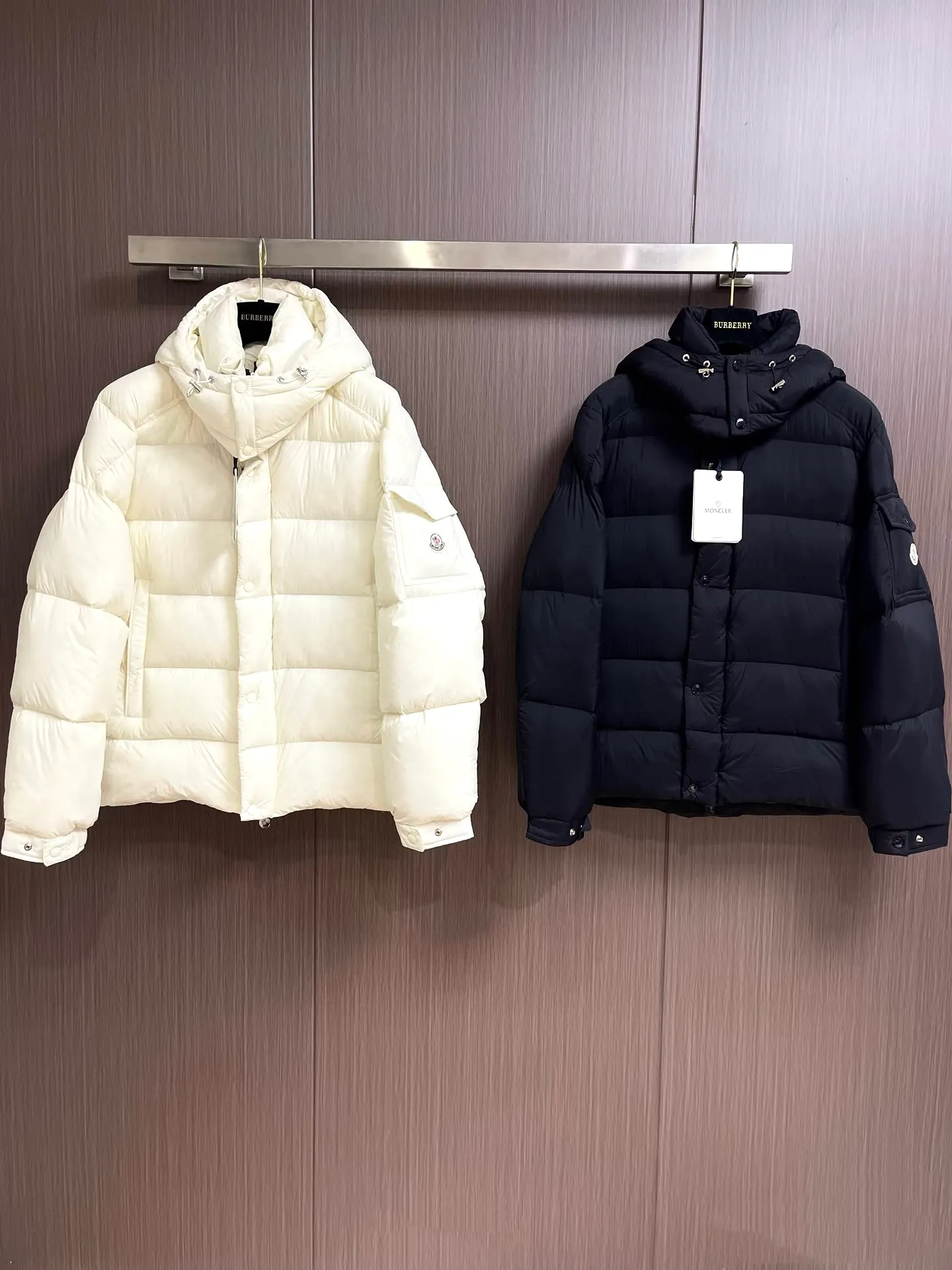 P510 Moncler/Moncler 70th Anniversary Maya Snow Down Jacket is a classic model displayed at the counter. It is equipped with timeless attributes, the most reliable wrapping and the most practical... It is made of polyester high-gloss lacquered silk nylon material imported from Japan. Compared with the previous nylon products, it is much thicker. The same color lining is a perfect combination. The overall tone is outstanding. It is light, comfortable and anti-adsorption, anti-static and locks down velvet. The excellent performance indicators make the cold winter full of vitality and warmth. Lightweight and warm to keep out the cold. The fluffy texture falls on the hand and looks like an inflatable bread🍞. The 70th anniversary commemorative badge decoration of felt embroidery on the sleeves and arms🉑️Detachable wind hood design, you are not afraid of the cold wind and still full of vitality. Color/off-white black