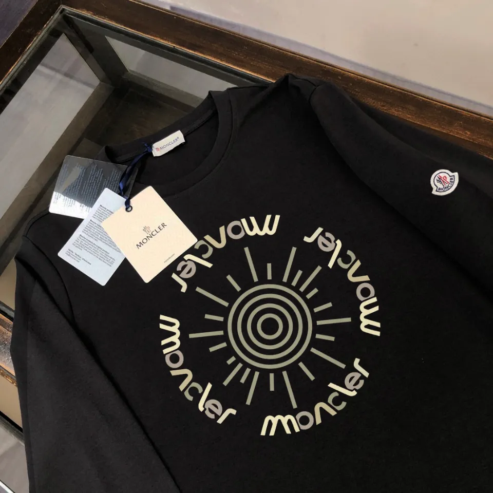 P180, a non-off-the-shelf model, you can trust it. Moncler printed long-sleeved T-shirt, 240g breathable cotton fabric, very soft and comfortable texture, does not shrink, does not deform, does not ball), can be worn alone as a base layer. Original customized accessories, collar label, care mark, hangtag, packaging (perfect details) Color: White Black Size: XS S M L