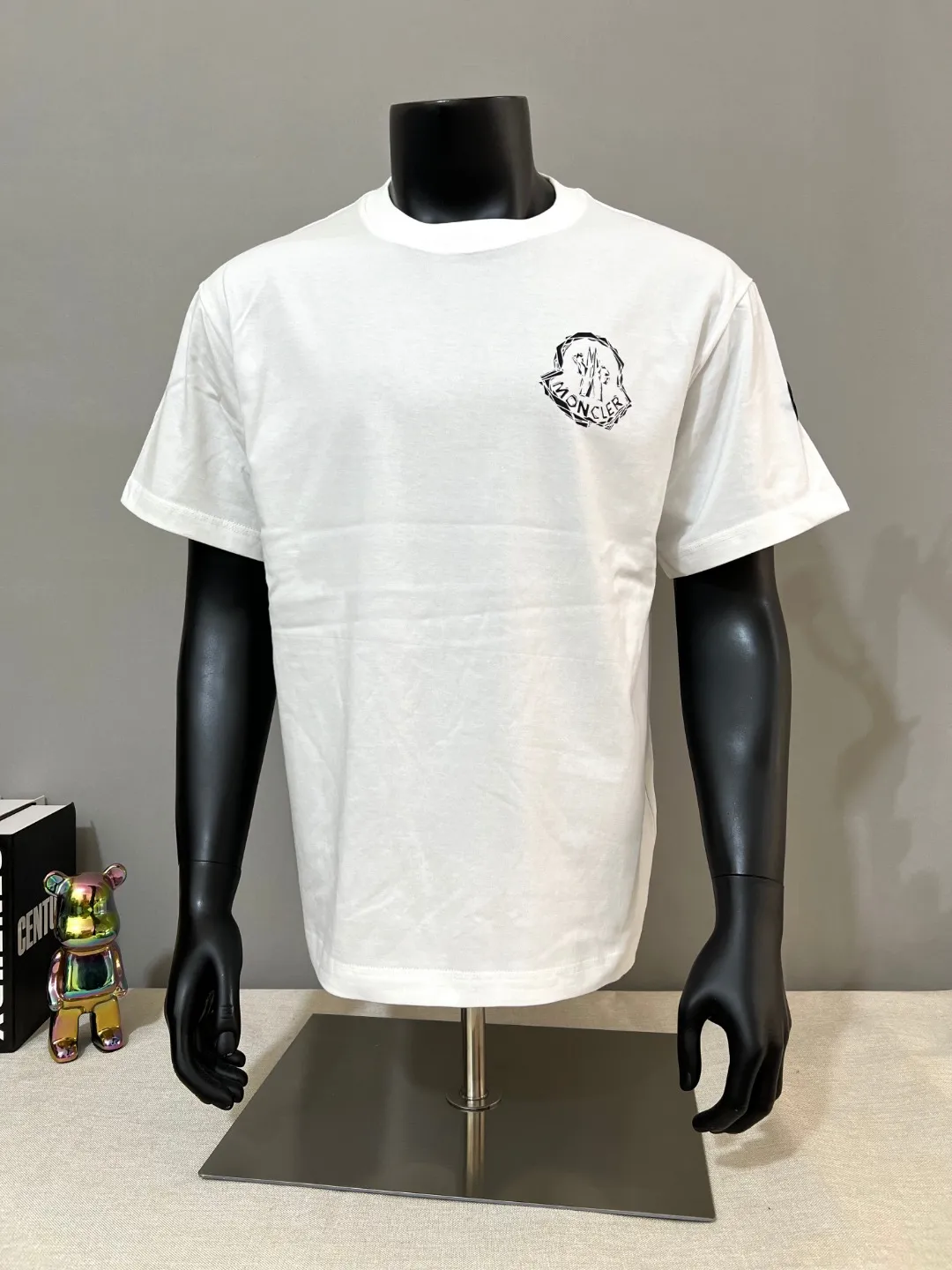P150 new mask MONCLER, short-sleeved with official printing, details match the official version, logo size is strictly controlled, size standard, details synchronized with the official/white and black label /Black apricot beige logo; soft rubber black label on the side sleeves, details are in place, made of 240g double yarn 100% cotton fabric, imported woven thread, collar bone is not easy to deform, factory high temperature washing process, the fabric is soft and breathable, does not shrink, NCF wash mark identification, details are in place and the upper body is good-looking, European size version, loose and suitable, color: black, white, size XS