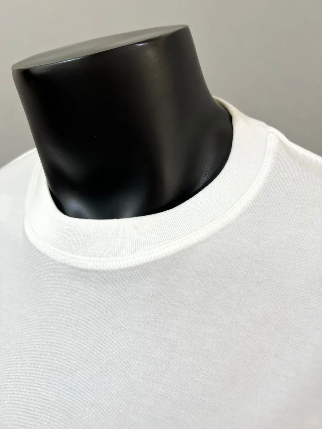 P150 new mask MONCLER, short-sleeved with official printing, details match the official version, logo size is strictly controlled, size standard, details synchronized with the official/white and black label /Black apricot beige logo; soft rubber black label on the side sleeves, details are in place, made of 240g double yarn 100% cotton fabric, imported woven thread, collar bone is not easy to deform, factory high temperature washing process, the fabric is soft and breathable, does not shrink, NCF wash mark identification, details are in place and the upper body is good-looking, European size version, loose and suitable, color: black, white, size XS