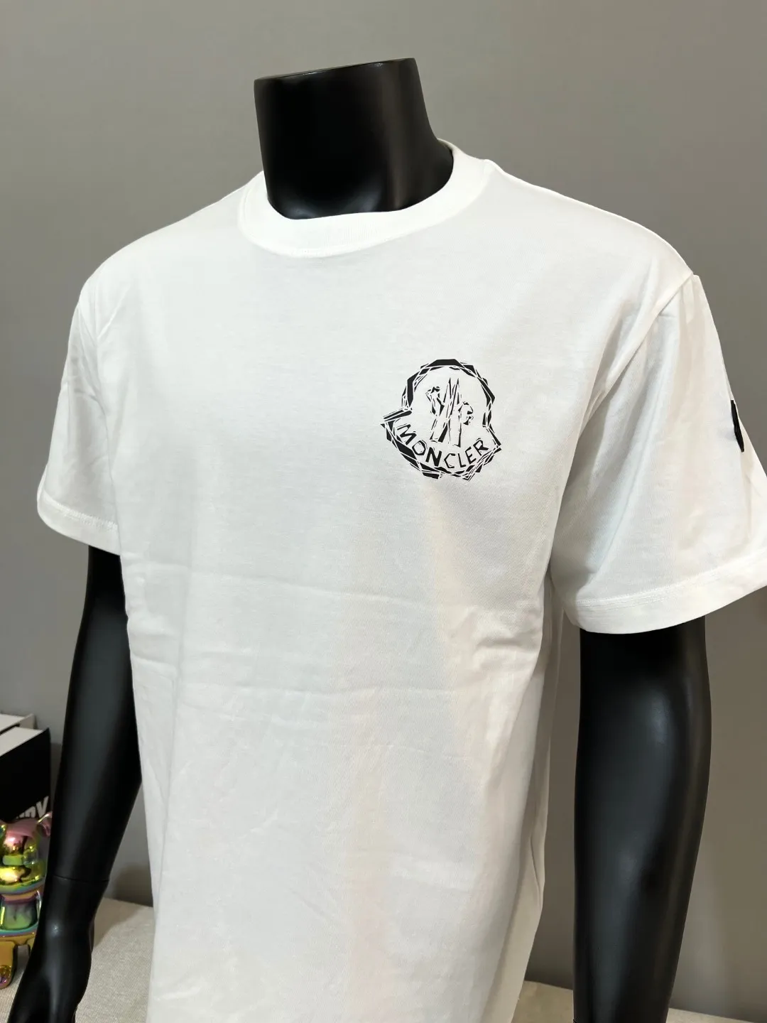 P150 new mask MONCLER, short-sleeved with official printing, details match the official version, logo size is strictly controlled, size standard, details synchronized with the official/white and black label /Black apricot beige logo; soft rubber black label on the side sleeves, details are in place, made of 240g double yarn 100% cotton fabric, imported woven thread, collar bone is not easy to deform, factory high temperature washing process, the fabric is soft and breathable, does not shrink, NCF wash mark identification, details are in place and the upper body is good-looking, European size version, loose and suitable, color: black, white, size XS