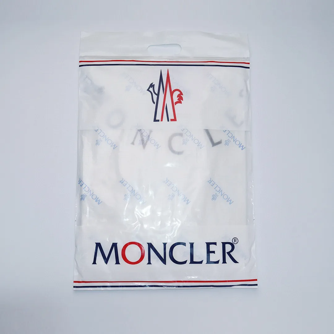 P134 Style No.: 847 〈MONCLER〉The price of the MONCLER is actually quite advantageous. Those who have been to the counters should know that the price of the MONCLER is not much cheaper than Gucci Burberry. It is just relatively low-key and unwilling to hype. It is a picture that you will buy or not. It has an arrogant existence... Exclusively customized 270 grams of 32-count double-yarn smooth cotton. The texture is very soft and comfortable. 100% top-grade fabrics that are different from the market (no shrinkage, no deformation, no pilling) Matched with 320g 1*1 thread (fabric threads are dyed in the same vat, no color difference, threads are not easy to deform) Color: Black White Size: S-XL