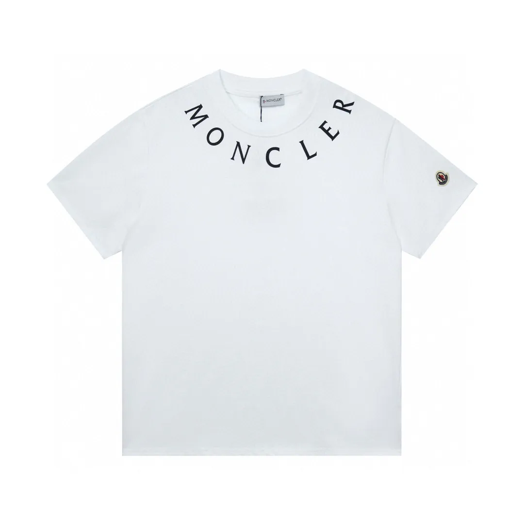 P134 Style No.: 847 〈MONCLER〉The price of the MONCLER is actually quite advantageous. Those who have been to the counters should know that the price of the MONCLER is not much cheaper than Gucci Burberry. It is just relatively low-key and unwilling to hype. It is a picture that you will buy or not. It has an arrogant existence... Exclusively customized 270 grams of 32-count double-yarn smooth cotton. The texture is very soft and comfortable. 100% top-grade fabrics that are different from the market (no shrinkage, no deformation, no pilling) Matched with 320g 1*1 thread (fabric threads are dyed in the same vat, no color difference, threads are not easy to deform) Color: Black White Size: S-XL