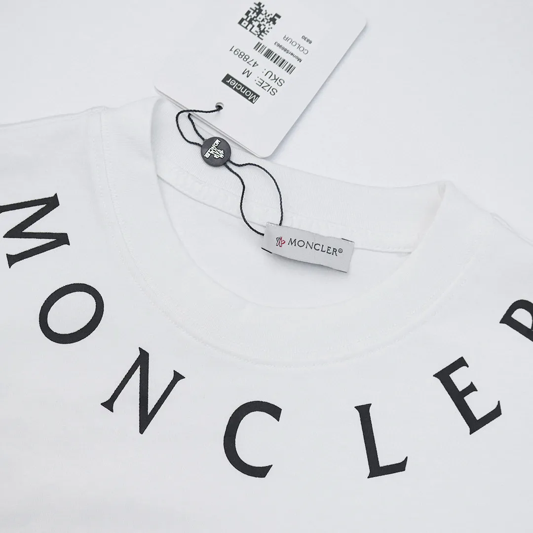P134 Style No.: 847 〈MONCLER〉The price of the MONCLER is actually quite advantageous. Those who have been to the counters should know that the price of the MONCLER is not much cheaper than Gucci Burberry. It is just relatively low-key and unwilling to hype. It is a picture that you will buy or not. It has an arrogant existence... Exclusively customized 270 grams of 32-count double-yarn smooth cotton. The texture is very soft and comfortable. 100% top-grade fabrics that are different from the market (no shrinkage, no deformation, no pilling) Matched with 320g 1*1 thread (fabric threads are dyed in the same vat, no color difference, threads are not easy to deform) Color: Black White Size: S-XL