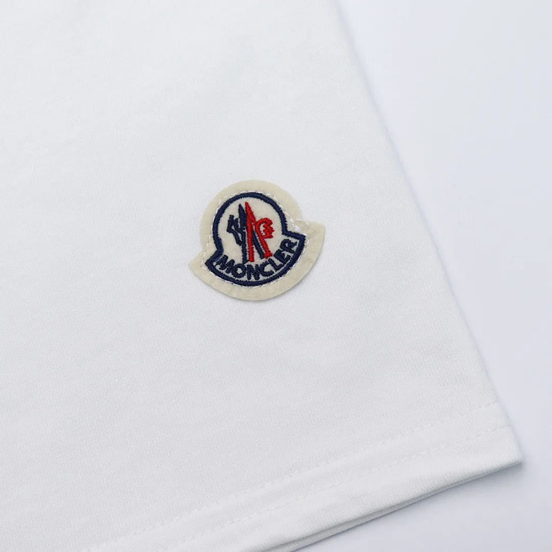 P134 Style No.: 847 〈MONCLER〉The price of the MONCLER is actually quite advantageous. Those who have been to the counters should know that the price of the MONCLER is not much cheaper than Gucci Burberry. It is just relatively low-key and unwilling to hype. It is a picture that you will buy or not. It has an arrogant existence... Exclusively customized 270 grams of 32-count double-yarn smooth cotton. The texture is very soft and comfortable. 100% top-grade fabrics that are different from the market (no shrinkage, no deformation, no pilling) Matched with 320g 1*1 thread (fabric threads are dyed in the same vat, no color difference, threads are not easy to deform) Color: Black White Size: S-XL