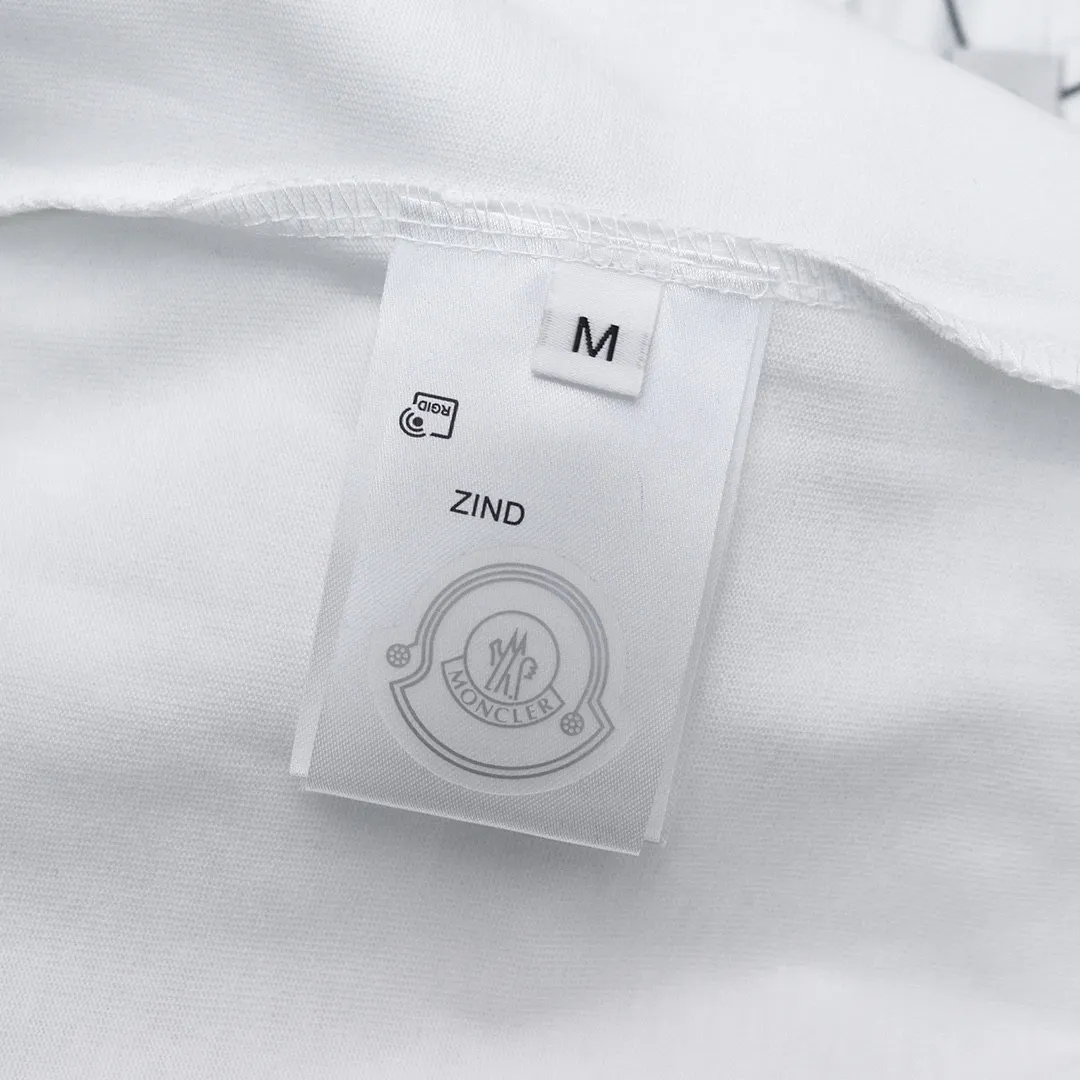 P134 Style No.: 847 〈MONCLER〉The price of the MONCLER is actually quite advantageous. Those who have been to the counters should know that the price of the MONCLER is not much cheaper than Gucci Burberry. It is just relatively low-key and unwilling to hype. It is a picture that you will buy or not. It has an arrogant existence... Exclusively customized 270 grams of 32-count double-yarn smooth cotton. The texture is very soft and comfortable. 100% top-grade fabrics that are different from the market (no shrinkage, no deformation, no pilling) Matched with 320g 1*1 thread (fabric threads are dyed in the same vat, no color difference, threads are not easy to deform) Color: Black White Size: S-XL