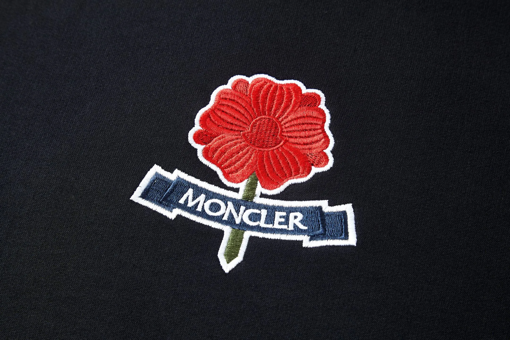 P330 MONCLER embroidered flower logo sweatshirt Fabric: Made of 380g double-strand pure cotton terry. Fabric: Thread with 1*1 double yarn thread. Matching dyeing in the same vat.  Technology: The embroidery adopts 3D three-dimensional embroidery technology, and the original computer scan and print is restored 1:1. There is a brand logo icon in the middle of the flower, as well as MONCLER embroidery.  This cotton-blend sweatshirt is inspired by Grenoble's coat of arms and features a floral logo patch. Pair with matching T-shirt and shorts for a casual ensemble. Round neck made of cotton and modal blended fleece fabric Embroidered flower logo patch Accessories: Customized 1:1 washed logo Craftsmanship: Customized 1:1 embroidered armband Craftsmanship: Customized 1:1 flower embroidery Size: S-M-L-XL Color: Black