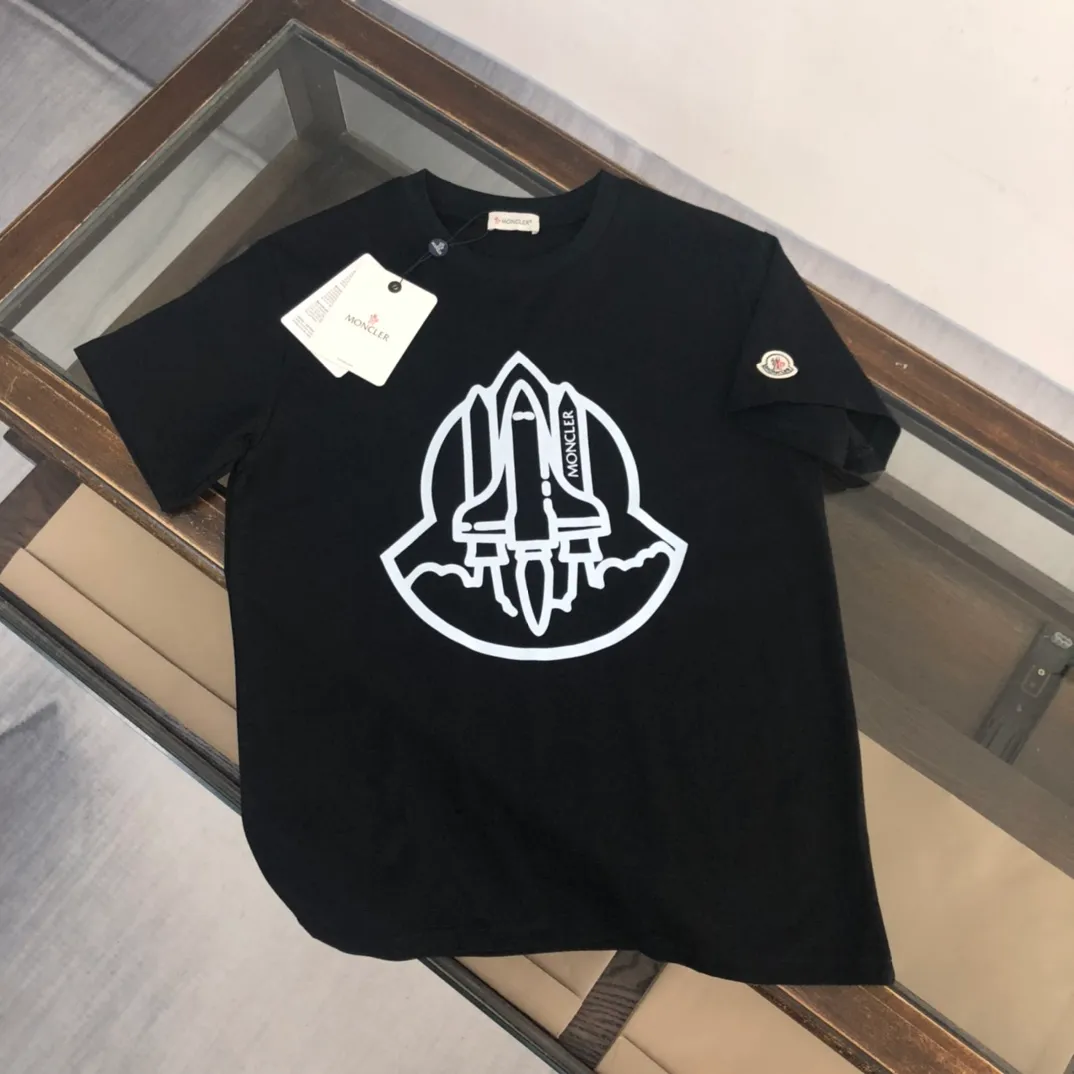 P150 Moncler new men's round neck short-sleeved T-shirt counter 25 spring and summer new products, high quality 🔥🔥Fashionable and versatile, customized imported fabrics, comfortable to wear, breathable, fashionable without losing personality, the upper body is casual and casual, handsome and stylish, showing the temperament of a big brand. Complete with three standards Color: Black White Size: S-XL (loose fit)