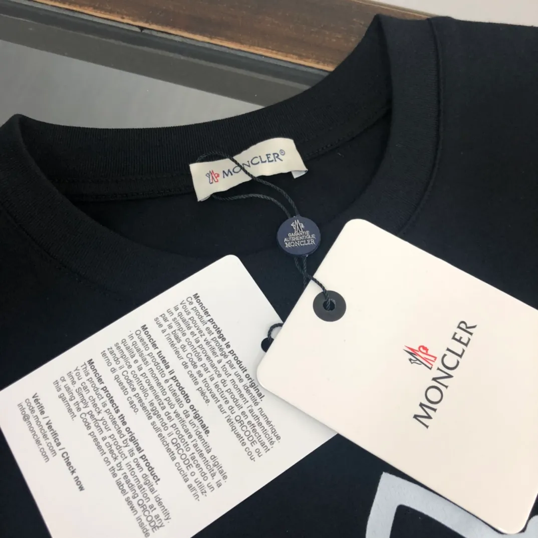 P150 Moncler new men's round neck short-sleeved T-shirt counter 25 spring and summer new products, high quality 🔥🔥Fashionable and versatile, customized imported fabrics, comfortable to wear, breathable, fashionable without losing personality, the upper body is casual and casual, handsome and stylish, showing the temperament of a big brand. Complete with three standards Color: Black White Size: S-XL (loose fit)