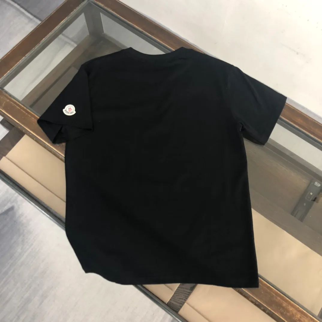 P150 Moncler new men's round neck short-sleeved T-shirt counter 25 spring and summer new products, high quality 🔥🔥Fashionable and versatile, customized imported fabrics, comfortable to wear, breathable, fashionable without losing personality, the upper body is casual and casual, handsome and stylish, showing the temperament of a big brand. Complete with three standards Color: Black White Size: S-XL (loose fit)