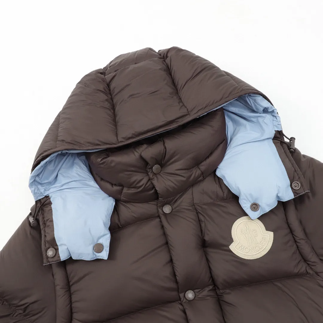 P800 Detachable sleeves) Moncler/Mask 24Fw CYCLONE large logo detachable sleeves hooded down jacket, top version, different from ordinary versions on the market. This down jacket is made of iconic nylon fabric. 25D480T nylon windproof and rainproof fabric. The detachable sleeve design can easily adjust the style. The sleeves can be detached according to the climate conditions to create a simpler look. Customized nylon varnished fabric. The gloss is consistent with the color. The lining has two layers of gallbladder. Anti-drilling process to prevent velvet running. The felt embroidery label uses an imported BARUDAN/Behringer embroidery machine. The embroidery is clear, delicate and three-dimensional. It keeps the cold and warm. Exclusive customized hardware. Laser cutting with ultra-heavy craftsmanship for better warmth retention and the first choice to resist severe cold. It is made of 90 velvet, washed and labeled with NFC for better care. The whole piece of clothing, from the shape, thickness to accessory design, is mainly light on the upper body, keeping you warm on the city streets or during outdoor adventures.   Style number: A96# Color: black coffee size: 1-5