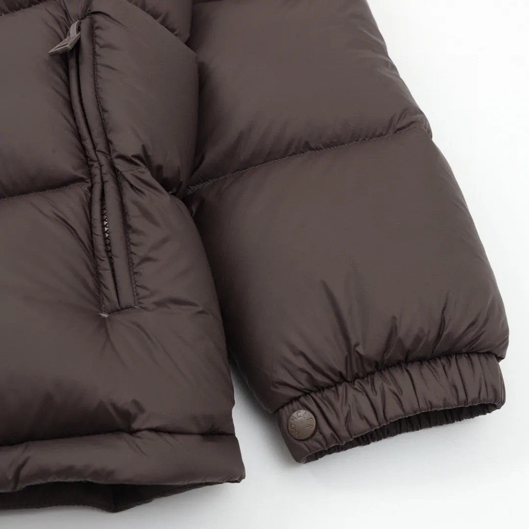 P800 Detachable sleeves) Moncler/Mask 24Fw CYCLONE large logo detachable sleeves hooded down jacket, top version, different from ordinary versions on the market. This down jacket is made of iconic nylon fabric. 25D480T nylon windproof and rainproof fabric. The detachable sleeve design can easily adjust the style. The sleeves can be detached according to the climate conditions to create a simpler look. Customized nylon varnished fabric. The gloss is consistent with the color. The lining has two layers of gallbladder. Anti-drilling process to prevent velvet running. The felt embroidery label uses an imported BARUDAN/Behringer embroidery machine. The embroidery is clear, delicate and three-dimensional. It keeps the cold and warm. Exclusive customized hardware. Laser cutting with ultra-heavy craftsmanship for better warmth retention and the first choice to resist severe cold. It is made of 90 velvet, washed and labeled with NFC for better care. The whole piece of clothing, from the shape, thickness to accessory design, is mainly light on the upper body, keeping you warm on the city streets or during outdoor adventures.   Style number: A96# Color: black coffee size: 1-5