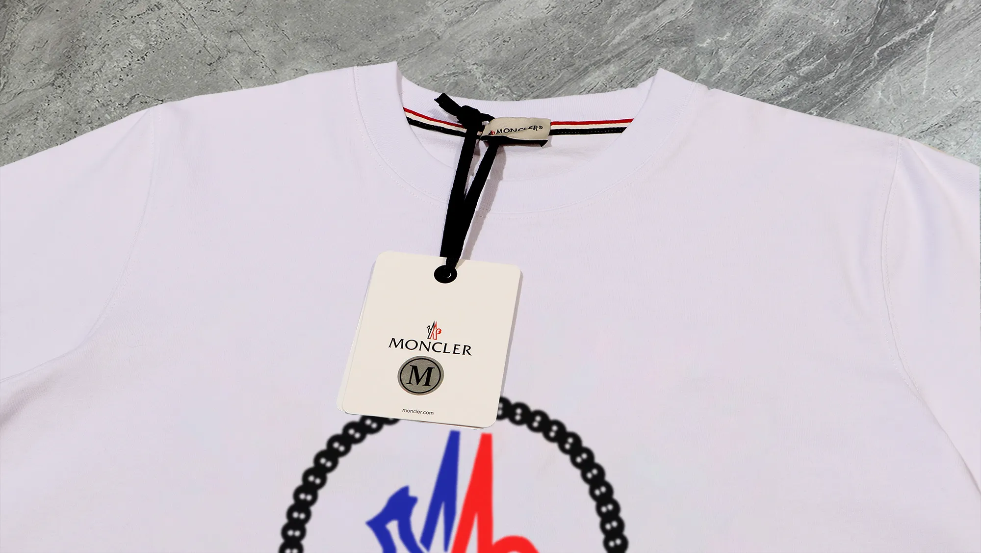 P210 High-version sweatshirt) [Long-term stock] 〖𝐌𝐎𝐍𝐂𝐋𝐄𝐑~Mask〗 Made of 440g heavy-weight fabric. It is different from the market currency. It can be matched with any variety and is properly handsome. 😎The whole dress is made of double waistcoats. The double waistcoats make the whole dress more three-dimensional. Not ordinary factories can do such fine work. 2025 Spring runway version of the T stage, on sale at the counter, round neck terry sweatshirt, high-end double-strand pure cotton, custom-made stretch ribs, dyed in the same vat, complete with three standards, matched with exquisite embroidered LOGO on the chest, simple and advanced, same style for men and women. Color: black, apricot, white, size: S M L XL 2XL