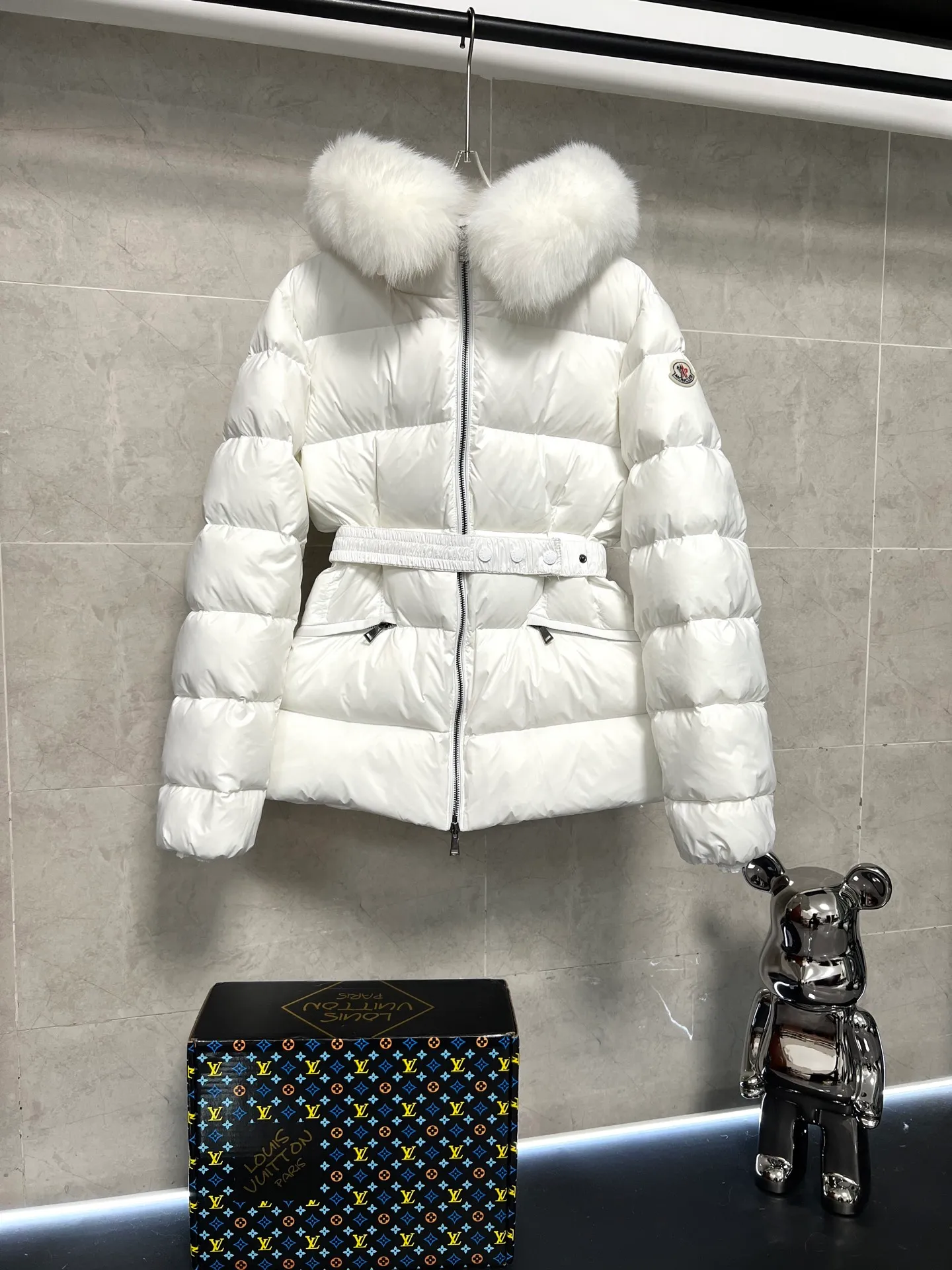 P1040 Moncler's new fur collar hooded waisted down jacket. The slim cut highlights the fluffy temperament of this down jacket. It is light and neat without any bloat. The fur collar at the neck is very textured. It is super slim and reduces your age. It is both warm and fashionable. It is definitely a versatile and unmistakable warm weapon for daily outings. Size: 1234