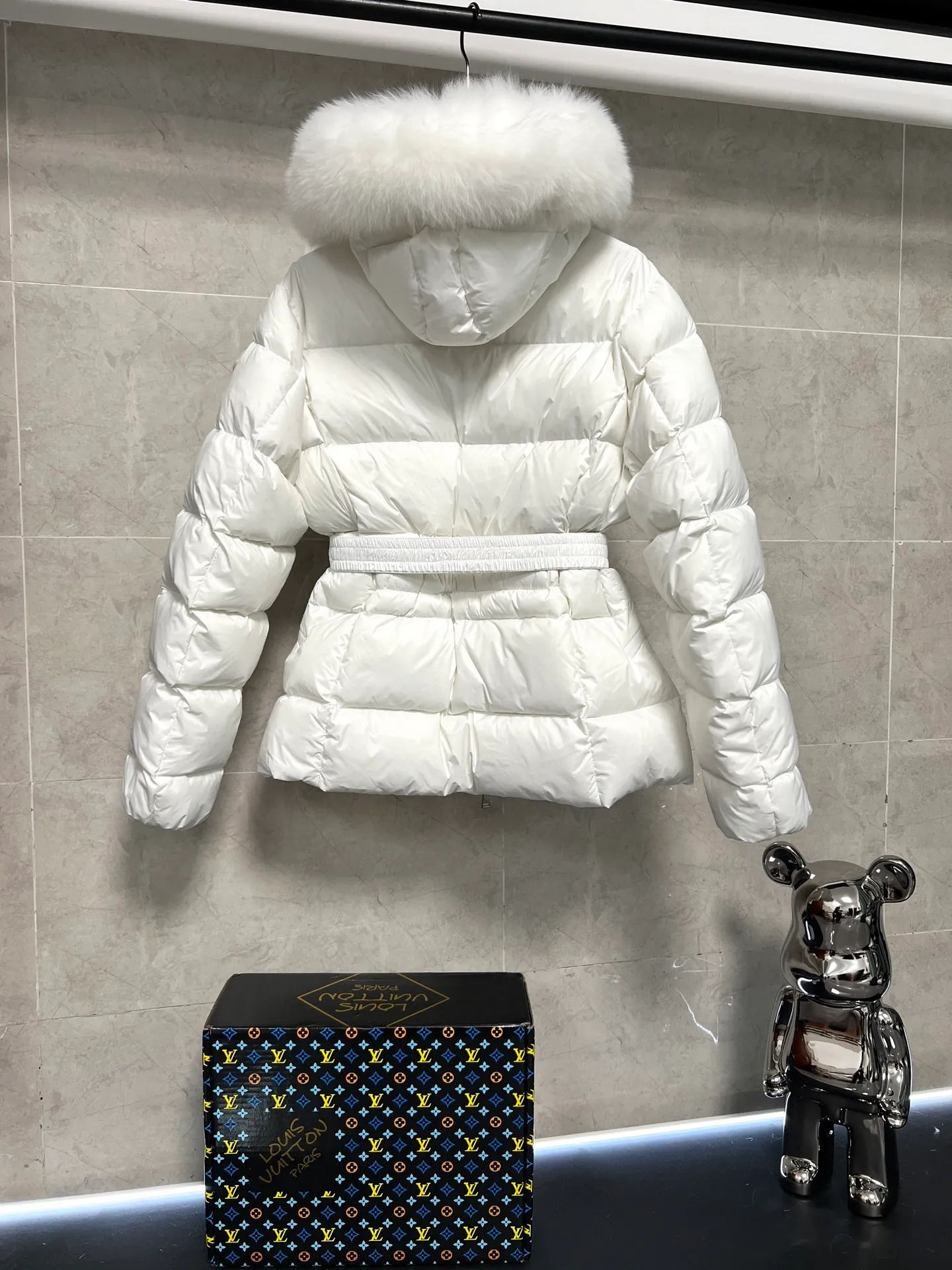 P1040 Moncler's new fur collar hooded waisted down jacket. The slim cut highlights the fluffy temperament of this down jacket. It is light and neat without any bloat. The fur collar at the neck is very textured. It is super slim and reduces your age. It is both warm and fashionable. It is definitely a versatile and unmistakable warm weapon for daily outings. Size: 1234