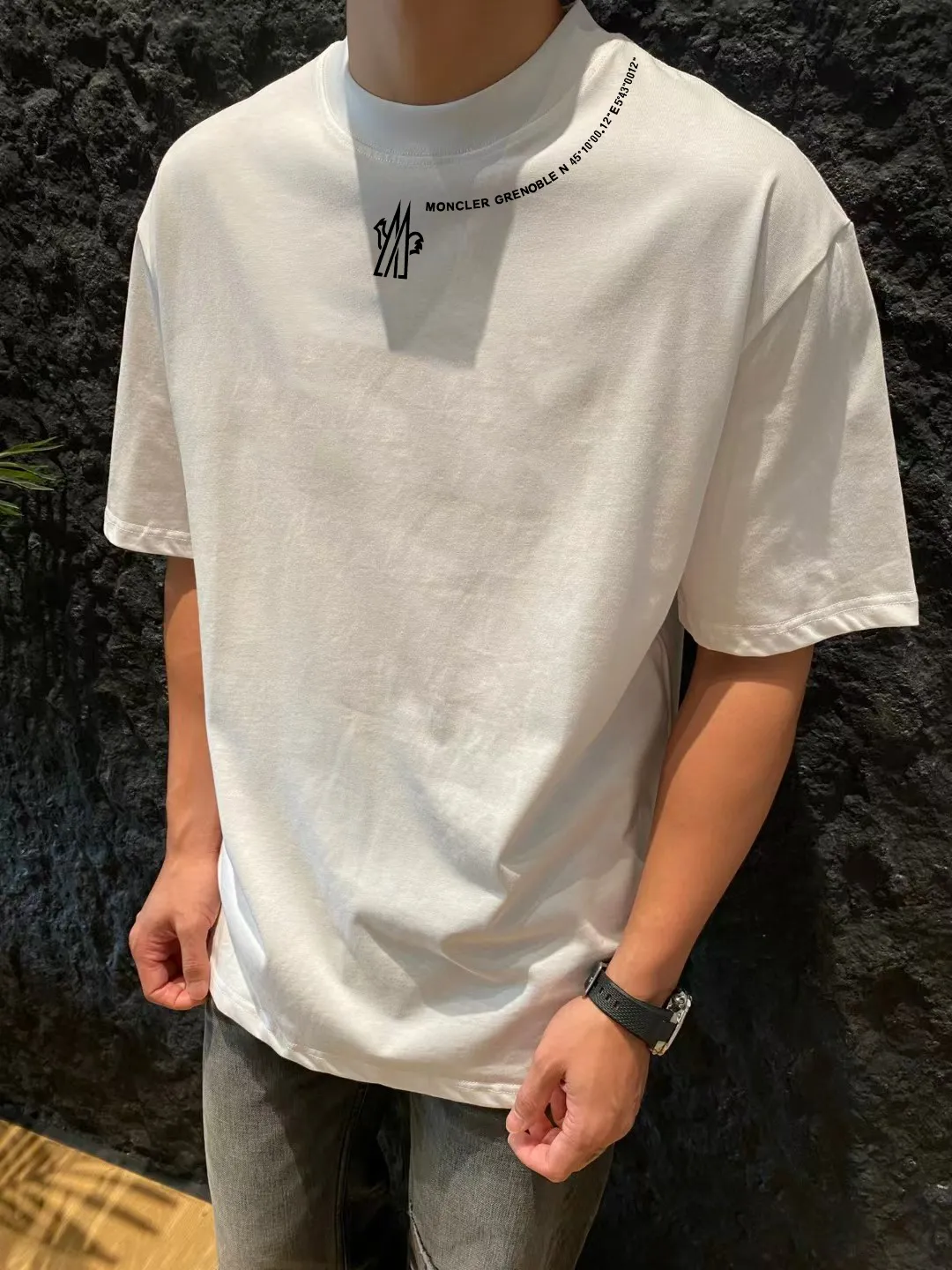 P140 🔥[MONCLER] 2025FW short-sleeved T-shirt, badge + LOGO printing, high-end 26s double yarn 300g fabric, heavy fabric, custom stretcher rib, same vat and dye, complete three standards, same style for men and women, color: black, white, size: S M L XL 2XL