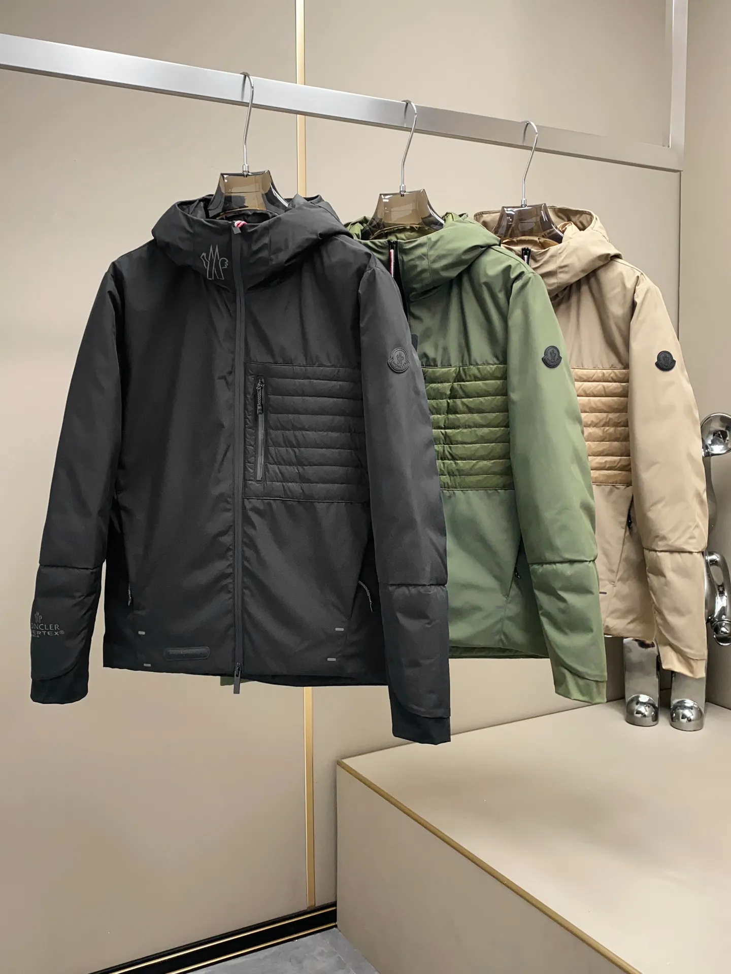 P1300 moncler25 new men's spandex functional ultra-lightweight white down jacket, functional and lightweight down jacket, produced by Yuhuang M, is a thin hooded jacket. The overall style is a minimalist hooded style. The brim, cuffs and hem are all wrapped with webbing. The webbing in the same color as the body has slight elasticity, which increases comfort when wearing. The hem and cuffs are slightly gathered to the right size. The elastic webbing added to the brim is very beautiful when worn. It can wrap the head better and fit the contours of the face without the need for additional drawstring adjustments. It has a certain wind resistance when the zipper fly is fully pulled. Even during normal running or riding, the cap body can fit perfectly on the head and will not be blown away in dynamic situations. The hem pockets have a draped and deconstructed design, and the snap-flap pockets and waterproof zipper pockets are superimposed, providing sufficient storage space. The inside of the zipper pocket is made of warm suede lining, and the fly zipper is also treated with thick glue for waterproofing, so it feels functional. The nylon fiber with ultra-fine woven texture and 20% spandex content gives the cloth excellent lateral elasticity and resilience. The fiber structure is stable, not easy to wrinkle, and easy to care for. The lining is 100% nylon, shiny nylon fiber, and the lining is filled with 90% white duck down and 10% feathers. Color: black green khaki G9002 size data reference: Size 0: shoulder width 48cm-bust 114cm-shirt length 69cm-sleeve length 66cm Size 1: shoulder width 49cm-chest 118cm-shirt length 70cm-sleeve length 67cm Size 2: shoulder width 50cm-chest 122cm-shirt length 71cm-sleeve length 68cm 3 Size: Shoulder width 51cm - Bust 126cm - Clothing length 72cm - Sleeve length 69cm Size 4: Shoulder width 52cm - Bust 130cm - Clothing length 73cm - Sleeve length 70cm