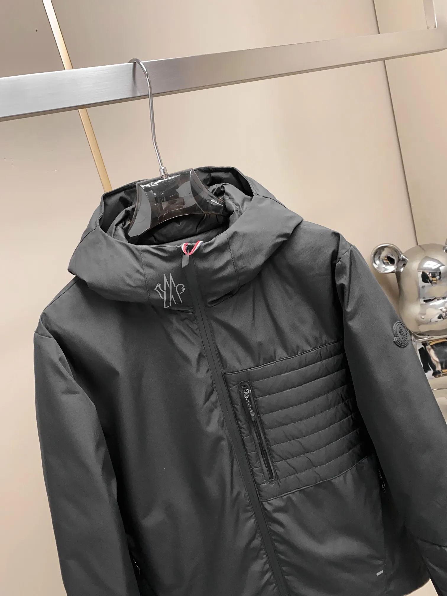 P1300 moncler25 new men's spandex functional ultra-lightweight white down jacket, functional and lightweight down jacket, produced by Yuhuang M, is a thin hooded jacket. The overall style is a minimalist hooded style. The brim, cuffs and hem are all wrapped with webbing. The webbing in the same color as the body has slight elasticity, which increases comfort when wearing. The hem and cuffs are slightly gathered to the right size. The elastic webbing added to the brim is very beautiful when worn. It can wrap the head better and fit the contours of the face without the need for additional drawstring adjustments. It has a certain wind resistance when the zipper fly is fully pulled. Even during normal running or riding, the cap body can fit perfectly on the head and will not be blown away in dynamic situations. The hem pockets have a draped and deconstructed design, and the snap-flap pockets and waterproof zipper pockets are superimposed, providing sufficient storage space. The inside of the zipper pocket is made of warm suede lining, and the fly zipper is also treated with thick glue for waterproofing, so it feels functional. The nylon fiber with ultra-fine woven texture and 20% spandex content gives the cloth excellent lateral elasticity and resilience. The fiber structure is stable, not easy to wrinkle, and easy to care for. The lining is 100% nylon, shiny nylon fiber, and the lining is filled with 90% white duck down and 10% feathers. Color: black green khaki G9002 size data reference: Size 0: shoulder width 48cm-bust 114cm-shirt length 69cm-sleeve length 66cm Size 1: shoulder width 49cm-chest 118cm-shirt length 70cm-sleeve length 67cm Size 2: shoulder width 50cm-chest 122cm-shirt length 71cm-sleeve length 68cm 3 Size: Shoulder width 51cm - Bust 126cm - Clothing length 72cm - Sleeve length 69cm Size 4: Shoulder width 52cm - Bust 130cm - Clothing length 73cm - Sleeve length 70cm