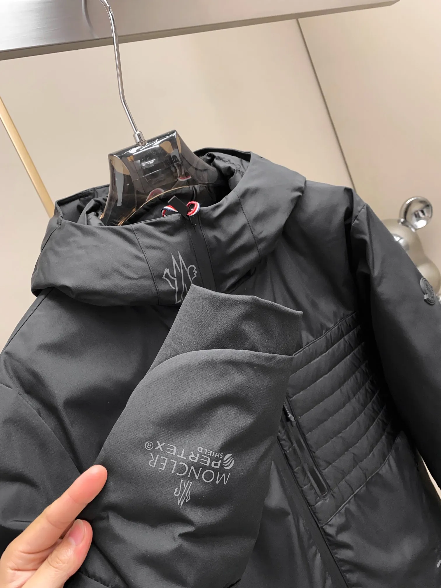 P1300 moncler25 new men's spandex functional ultra-lightweight white down jacket, functional and lightweight down jacket, produced by Yuhuang M, is a thin hooded jacket. The overall style is a minimalist hooded style. The brim, cuffs and hem are all wrapped with webbing. The webbing in the same color as the body has slight elasticity, which increases comfort when wearing. The hem and cuffs are slightly gathered to the right size. The elastic webbing added to the brim is very beautiful when worn. It can wrap the head better and fit the contours of the face without the need for additional drawstring adjustments. It has a certain wind resistance when the zipper fly is fully pulled. Even during normal running or riding, the cap body can fit perfectly on the head and will not be blown away in dynamic situations. The hem pockets have a draped and deconstructed design, and the snap-flap pockets and waterproof zipper pockets are superimposed, providing sufficient storage space. The inside of the zipper pocket is made of warm suede lining, and the fly zipper is also treated with thick glue for waterproofing, so it feels functional. The nylon fiber with ultra-fine woven texture and 20% spandex content gives the cloth excellent lateral elasticity and resilience. The fiber structure is stable, not easy to wrinkle, and easy to care for. The lining is 100% nylon, shiny nylon fiber, and the lining is filled with 90% white duck down and 10% feathers. Color: black green khaki G9002 size data reference: Size 0: shoulder width 48cm-bust 114cm-shirt length 69cm-sleeve length 66cm Size 1: shoulder width 49cm-chest 118cm-shirt length 70cm-sleeve length 67cm Size 2: shoulder width 50cm-chest 122cm-shirt length 71cm-sleeve length 68cm 3 Size: Shoulder width 51cm - Bust 126cm - Clothing length 72cm - Sleeve length 69cm Size 4: Shoulder width 52cm - Bust 130cm - Clothing length 73cm - Sleeve length 70cm