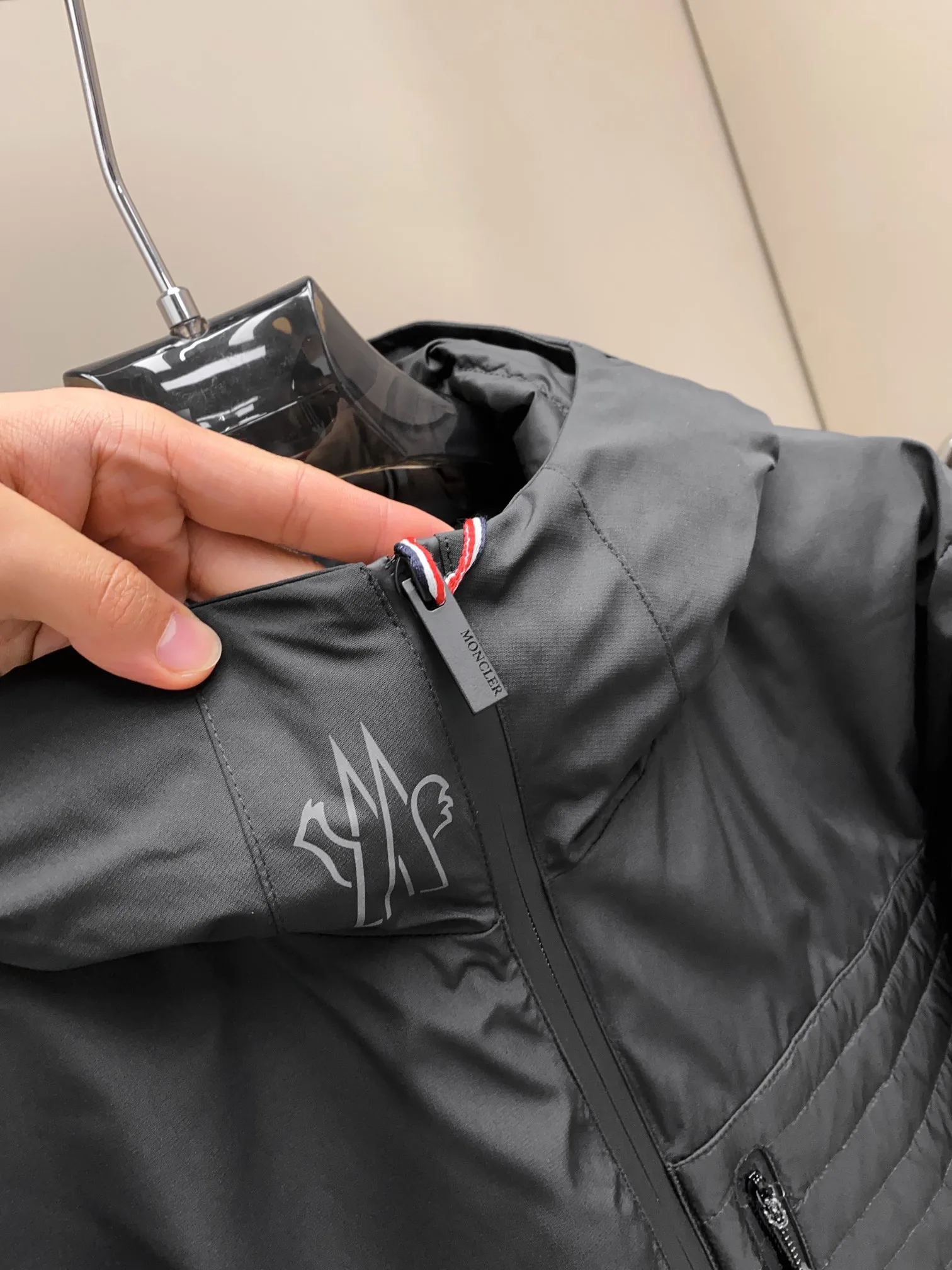 P1300 moncler25 new men's spandex functional ultra-lightweight white down jacket, functional and lightweight down jacket, produced by Yuhuang M, is a thin hooded jacket. The overall style is a minimalist hooded style. The brim, cuffs and hem are all wrapped with webbing. The webbing in the same color as the body has slight elasticity, which increases comfort when wearing. The hem and cuffs are slightly gathered to the right size. The elastic webbing added to the brim is very beautiful when worn. It can wrap the head better and fit the contours of the face without the need for additional drawstring adjustments. It has a certain wind resistance when the zipper fly is fully pulled. Even during normal running or riding, the cap body can fit perfectly on the head and will not be blown away in dynamic situations. The hem pockets have a draped and deconstructed design, and the snap-flap pockets and waterproof zipper pockets are superimposed, providing sufficient storage space. The inside of the zipper pocket is made of warm suede lining, and the fly zipper is also treated with thick glue for waterproofing, so it feels functional. The nylon fiber with ultra-fine woven texture and 20% spandex content gives the cloth excellent lateral elasticity and resilience. The fiber structure is stable, not easy to wrinkle, and easy to care for. The lining is 100% nylon, shiny nylon fiber, and the lining is filled with 90% white duck down and 10% feathers. Color: black green khaki G9002 size data reference: Size 0: shoulder width 48cm-bust 114cm-shirt length 69cm-sleeve length 66cm Size 1: shoulder width 49cm-chest 118cm-shirt length 70cm-sleeve length 67cm Size 2: shoulder width 50cm-chest 122cm-shirt length 71cm-sleeve length 68cm 3 Size: Shoulder width 51cm - Bust 126cm - Clothing length 72cm - Sleeve length 69cm Size 4: Shoulder width 52cm - Bust 130cm - Clothing length 73cm - Sleeve length 70cm