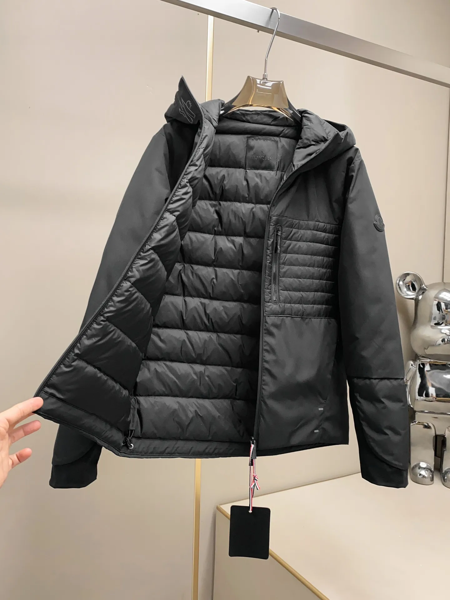 P1300 moncler25 new men's spandex functional ultra-lightweight white down jacket, functional and lightweight down jacket, produced by Yuhuang M, is a thin hooded jacket. The overall style is a minimalist hooded style. The brim, cuffs and hem are all wrapped with webbing. The webbing in the same color as the body has slight elasticity, which increases comfort when wearing. The hem and cuffs are slightly gathered to the right size. The elastic webbing added to the brim is very beautiful when worn. It can wrap the head better and fit the contours of the face without the need for additional drawstring adjustments. It has a certain wind resistance when the zipper fly is fully pulled. Even during normal running or riding, the cap body can fit perfectly on the head and will not be blown away in dynamic situations. The hem pockets have a draped and deconstructed design, and the snap-flap pockets and waterproof zipper pockets are superimposed, providing sufficient storage space. The inside of the zipper pocket is made of warm suede lining, and the fly zipper is also treated with thick glue for waterproofing, so it feels functional. The nylon fiber with ultra-fine woven texture and 20% spandex content gives the cloth excellent lateral elasticity and resilience. The fiber structure is stable, not easy to wrinkle, and easy to care for. The lining is 100% nylon, shiny nylon fiber, and the lining is filled with 90% white duck down and 10% feathers. Color: black green khaki G9002 size data reference: Size 0: shoulder width 48cm-bust 114cm-shirt length 69cm-sleeve length 66cm Size 1: shoulder width 49cm-chest 118cm-shirt length 70cm-sleeve length 67cm Size 2: shoulder width 50cm-chest 122cm-shirt length 71cm-sleeve length 68cm 3 Size: Shoulder width 51cm - Bust 126cm - Clothing length 72cm - Sleeve length 69cm Size 4: Shoulder width 52cm - Bust 130cm - Clothing length 73cm - Sleeve length 70cm