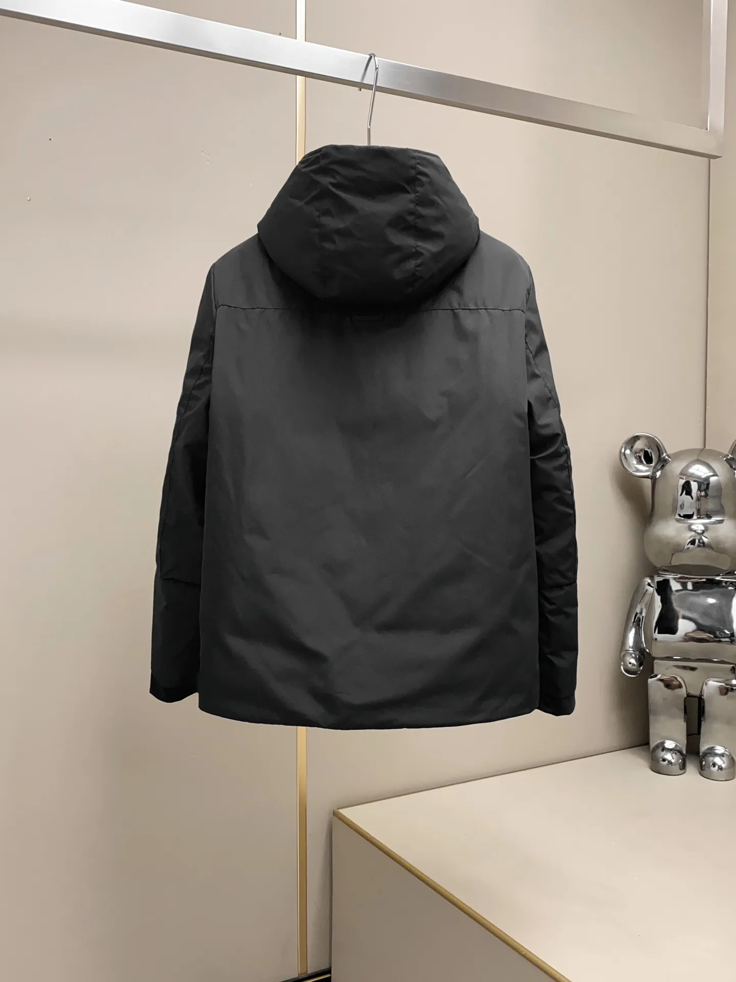 P1300 moncler25 new men's spandex functional ultra-lightweight white down jacket, functional and lightweight down jacket, produced by Yuhuang M, is a thin hooded jacket. The overall style is a minimalist hooded style. The brim, cuffs and hem are all wrapped with webbing. The webbing in the same color as the body has slight elasticity, which increases comfort when wearing. The hem and cuffs are slightly gathered to the right size. The elastic webbing added to the brim is very beautiful when worn. It can wrap the head better and fit the contours of the face without the need for additional drawstring adjustments. It has a certain wind resistance when the zipper fly is fully pulled. Even during normal running or riding, the cap body can fit perfectly on the head and will not be blown away in dynamic situations. The hem pockets have a draped and deconstructed design, and the snap-flap pockets and waterproof zipper pockets are superimposed, providing sufficient storage space. The inside of the zipper pocket is made of warm suede lining, and the fly zipper is also treated with thick glue for waterproofing, so it feels functional. The nylon fiber with ultra-fine woven texture and 20% spandex content gives the cloth excellent lateral elasticity and resilience. The fiber structure is stable, not easy to wrinkle, and easy to care for. The lining is 100% nylon, shiny nylon fiber, and the lining is filled with 90% white duck down and 10% feathers. Color: black green khaki G9002 size data reference: Size 0: shoulder width 48cm-bust 114cm-shirt length 69cm-sleeve length 66cm Size 1: shoulder width 49cm-chest 118cm-shirt length 70cm-sleeve length 67cm Size 2: shoulder width 50cm-chest 122cm-shirt length 71cm-sleeve length 68cm 3 Size: Shoulder width 51cm - Bust 126cm - Clothing length 72cm - Sleeve length 69cm Size 4: Shoulder width 52cm - Bust 130cm - Clothing length 73cm - Sleeve length 70cm