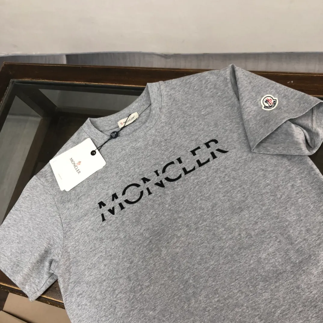 P150 Moncler 2025 new men's round neck short-sleeved couple's T-shirt, new spring and summer product, high quality 🔥🔥Fashionable and versatile, customized imported fabrics, comfortable to wear, breathable, fashionable without losing personality, casual and casual upper body, handsome and stylish, showing the temperament of a big brand. All three standards are complete! ! Color: Black White Gray Royal Blue Size: S-XL (loose fit)