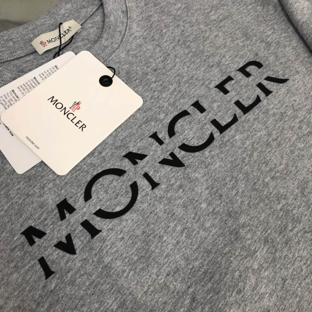 P150 Moncler 2025 new men's round neck short-sleeved couple's T-shirt, new spring and summer product, high quality 🔥🔥Fashionable and versatile, customized imported fabrics, comfortable to wear, breathable, fashionable without losing personality, casual and casual upper body, handsome and stylish, showing the temperament of a big brand. All three standards are complete! ! Color: Black White Gray Royal Blue Size: S-XL (loose fit)