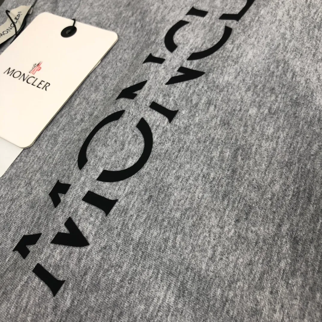 P150 Moncler 2025 new men's round neck short-sleeved couple's T-shirt, new spring and summer product, high quality 🔥🔥Fashionable and versatile, customized imported fabrics, comfortable to wear, breathable, fashionable without losing personality, casual and casual upper body, handsome and stylish, showing the temperament of a big brand. All three standards are complete! ! Color: Black White Gray Royal Blue Size: S-XL (loose fit)