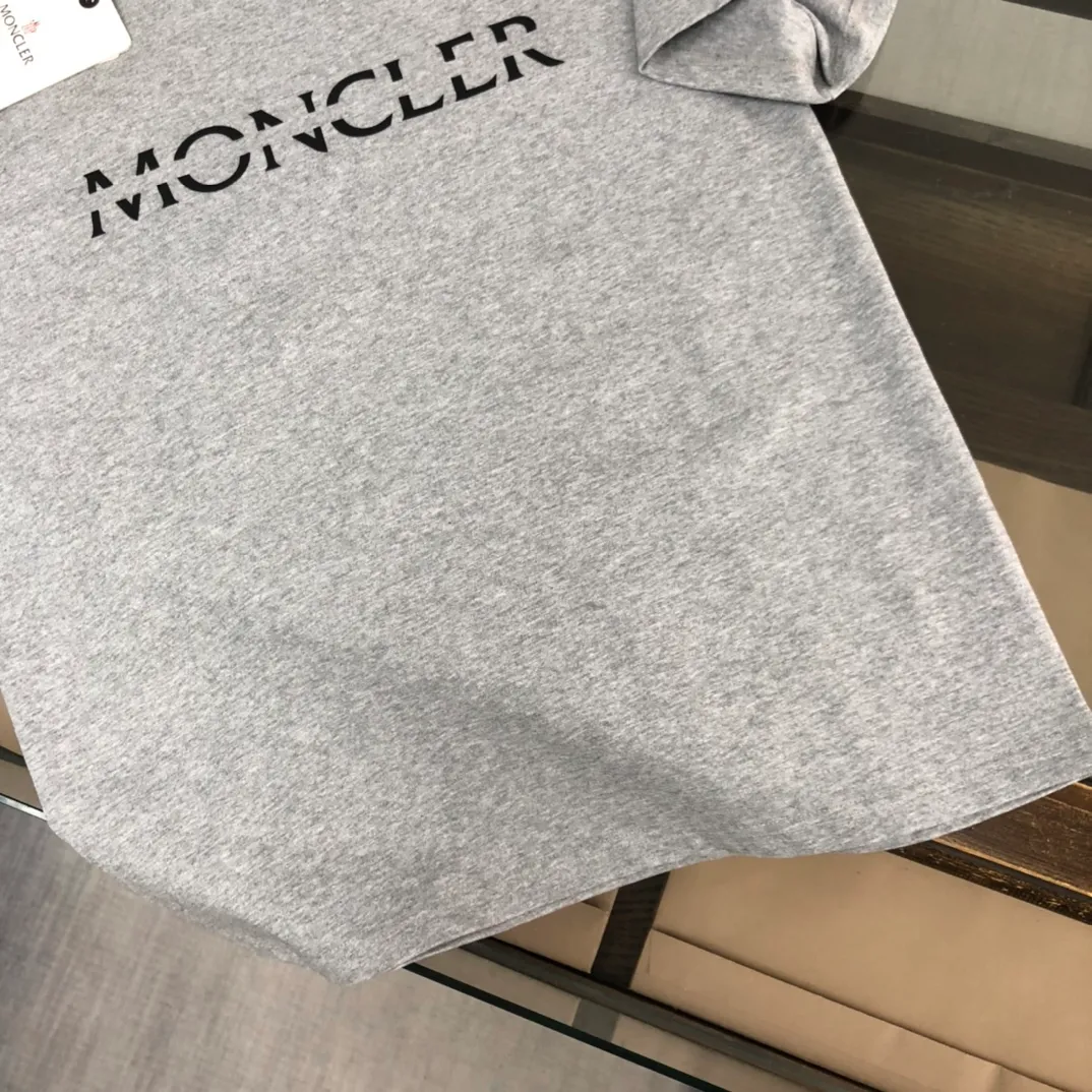 P150 Moncler 2025 new men's round neck short-sleeved couple's T-shirt, new spring and summer product, high quality 🔥🔥Fashionable and versatile, customized imported fabrics, comfortable to wear, breathable, fashionable without losing personality, casual and casual upper body, handsome and stylish, showing the temperament of a big brand. All three standards are complete! ! Color: Black White Gray Royal Blue Size: S-XL (loose fit)
