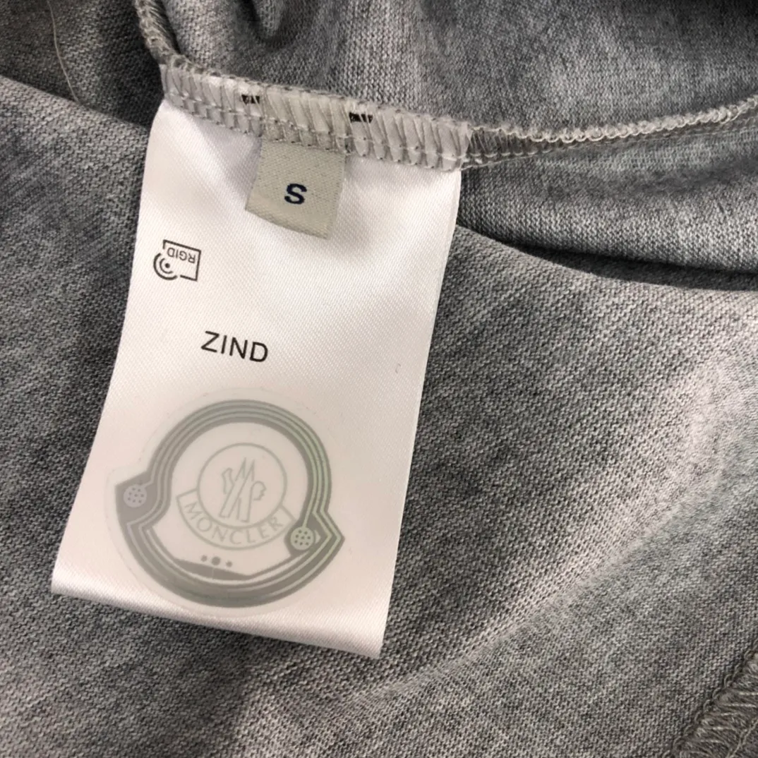 P150 Moncler 2025 new men's round neck short-sleeved couple's T-shirt, new spring and summer product, high quality 🔥🔥Fashionable and versatile, customized imported fabrics, comfortable to wear, breathable, fashionable without losing personality, casual and casual upper body, handsome and stylish, showing the temperament of a big brand. All three standards are complete! ! Color: Black White Gray Royal Blue Size: S-XL (loose fit)