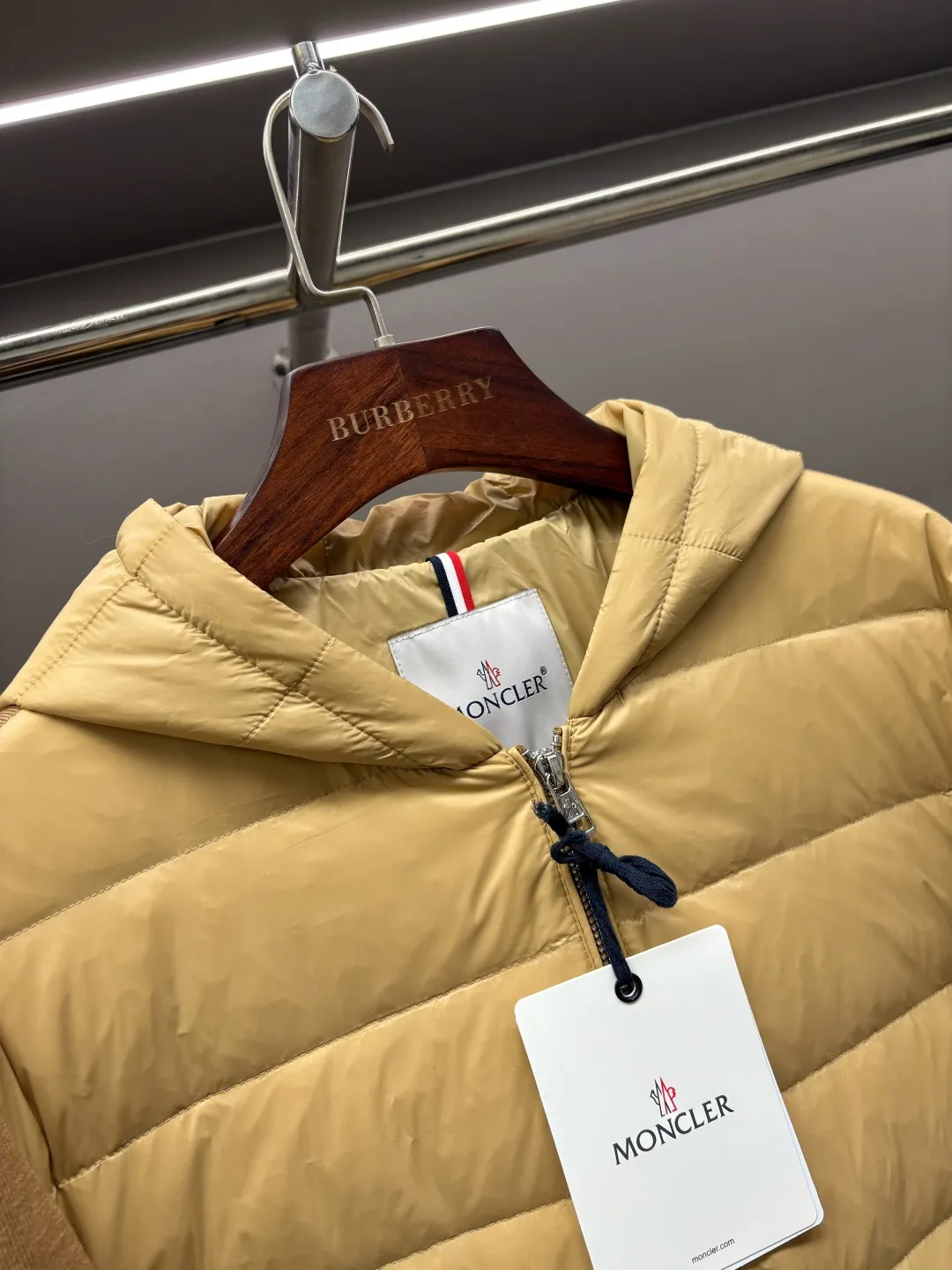 P790 Moncler's new cashmere knitted spliced down jacket [Moncler | The fusion of knitted feathers brings warmth to life] The knitted spliced hooded down jacket reshapes the winter wearing experience with an ingenious structure [Inspirational weaving, flexibility] ▪️Customized accessories at the counter, made one-to-one with the original version ▪️ Drawing on the aesthetics of BUREEKKY three-dimensional tailoring ▪️ Continuing Kathleen Hickman's hand-stitching philosophy When delicate knitting meets light down, the combination of strength and softness interprets the beauty of composite materials [warmth in the harsh winter, light and unbundled] ▫️ 800-fill white goose down, locking in every inch of body temperature ▫️ 5A-grade cashmere blended knit, skin-friendly, breathable and elastic ▫️ Zoned filling technology, enhanced warmth in key areas, soft fit in active areas [Ingenuity in details, unique style] → Hooded three-dimensional cut, fits the neck line, keeps the wind warm → Knitted shoulder splicing improves freedom of movement and says goodbye to tightness → Laser quilting and hand-stitching alternate, every step is marked by craftsmanship → Double-sided pockets, safe and practical without damaging the silhouette Code number: M-XXXL Color: Black Khaki