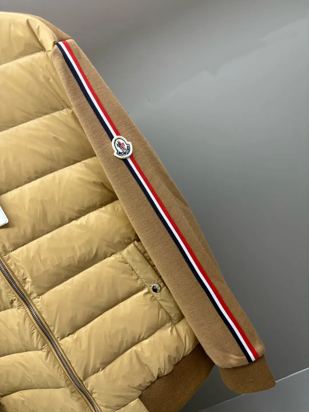 P790 Moncler's new cashmere knitted spliced down jacket [Moncler | The fusion of knitted feathers brings warmth to life] The knitted spliced hooded down jacket reshapes the winter wearing experience with an ingenious structure [Inspirational weaving, flexibility] ▪️Customized accessories at the counter, made one-to-one with the original version ▪️ Drawing on the aesthetics of BUREEKKY three-dimensional tailoring ▪️ Continuing Kathleen Hickman's hand-stitching philosophy When delicate knitting meets light down, the combination of strength and softness interprets the beauty of composite materials [warmth in the harsh winter, light and unbundled] ▫️ 800-fill white goose down, locking in every inch of body temperature ▫️ 5A-grade cashmere blended knit, skin-friendly, breathable and elastic ▫️ Zoned filling technology, enhanced warmth in key areas, soft fit in active areas [Ingenuity in details, unique style] → Hooded three-dimensional cut, fits the neck line, keeps the wind warm → Knitted shoulder splicing improves freedom of movement and says goodbye to tightness → Laser quilting and hand-stitching alternate, every step is marked by craftsmanship → Double-sided pockets, safe and practical without damaging the silhouette Code number: M-XXXL Color: Black Khaki