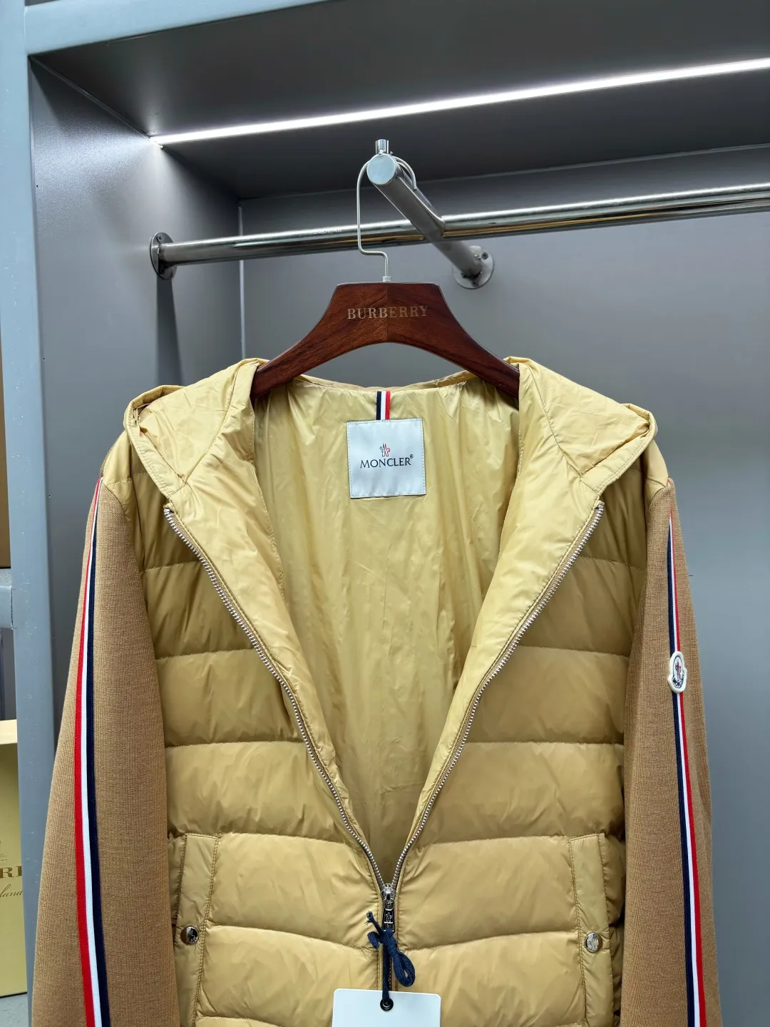 P790 Moncler's new cashmere knitted spliced down jacket [Moncler | The fusion of knitted feathers brings warmth to life] The knitted spliced hooded down jacket reshapes the winter wearing experience with an ingenious structure [Inspirational weaving, flexibility] ▪️Customized accessories at the counter, made one-to-one with the original version ▪️ Drawing on the aesthetics of BUREEKKY three-dimensional tailoring ▪️ Continuing Kathleen Hickman's hand-stitching philosophy When delicate knitting meets light down, the combination of strength and softness interprets the beauty of composite materials [warmth in the harsh winter, light and unbundled] ▫️ 800-fill white goose down, locking in every inch of body temperature ▫️ 5A-grade cashmere blended knit, skin-friendly, breathable and elastic ▫️ Zoned filling technology, enhanced warmth in key areas, soft fit in active areas [Ingenuity in details, unique style] → Hooded three-dimensional cut, fits the neck line, keeps the wind warm → Knitted shoulder splicing improves freedom of movement and says goodbye to tightness → Laser quilting and hand-stitching alternate, every step is marked by craftsmanship → Double-sided pockets, safe and practical without damaging the silhouette Code number: M-XXXL Color: Black Khaki