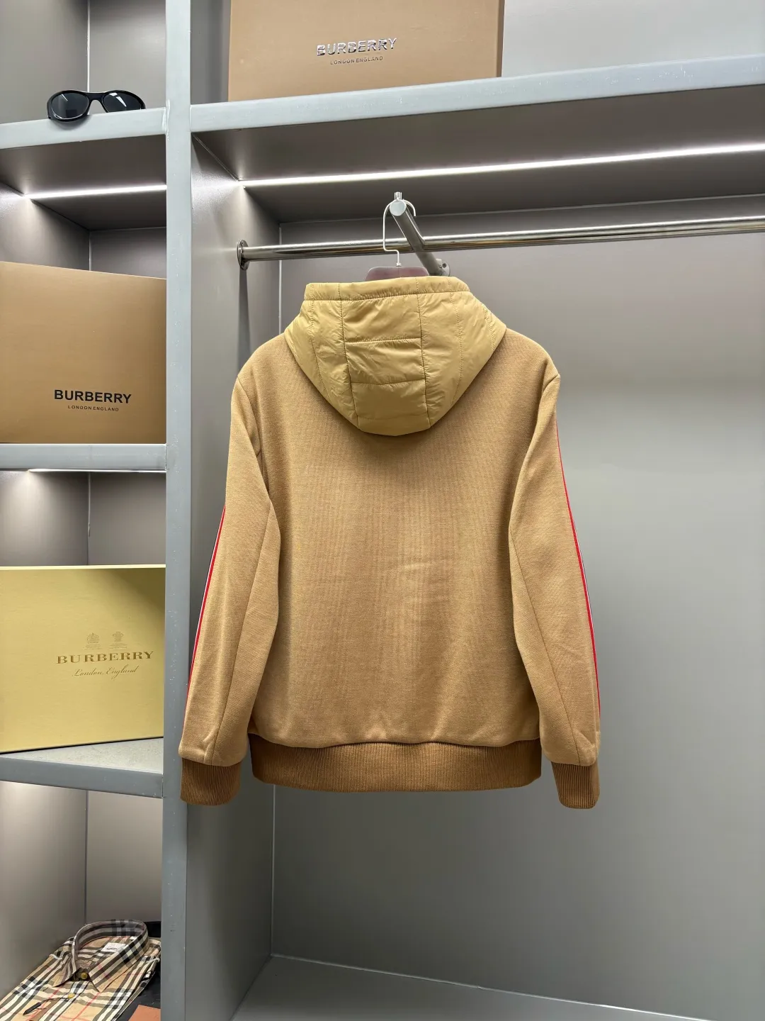 P790 Moncler's new cashmere knitted spliced down jacket [Moncler | The fusion of knitted feathers brings warmth to life] The knitted spliced hooded down jacket reshapes the winter wearing experience with an ingenious structure [Inspirational weaving, flexibility] ▪️Customized accessories at the counter, made one-to-one with the original version ▪️ Drawing on the aesthetics of BUREEKKY three-dimensional tailoring ▪️ Continuing Kathleen Hickman's hand-stitching philosophy When delicate knitting meets light down, the combination of strength and softness interprets the beauty of composite materials [warmth in the harsh winter, light and unbundled] ▫️ 800-fill white goose down, locking in every inch of body temperature ▫️ 5A-grade cashmere blended knit, skin-friendly, breathable and elastic ▫️ Zoned filling technology, enhanced warmth in key areas, soft fit in active areas [Ingenuity in details, unique style] → Hooded three-dimensional cut, fits the neck line, keeps the wind warm → Knitted shoulder splicing improves freedom of movement and says goodbye to tightness → Laser quilting and hand-stitching alternate, every step is marked by craftsmanship → Double-sided pockets, safe and practical without damaging the silhouette Code number: M-XXXL Color: Black Khaki