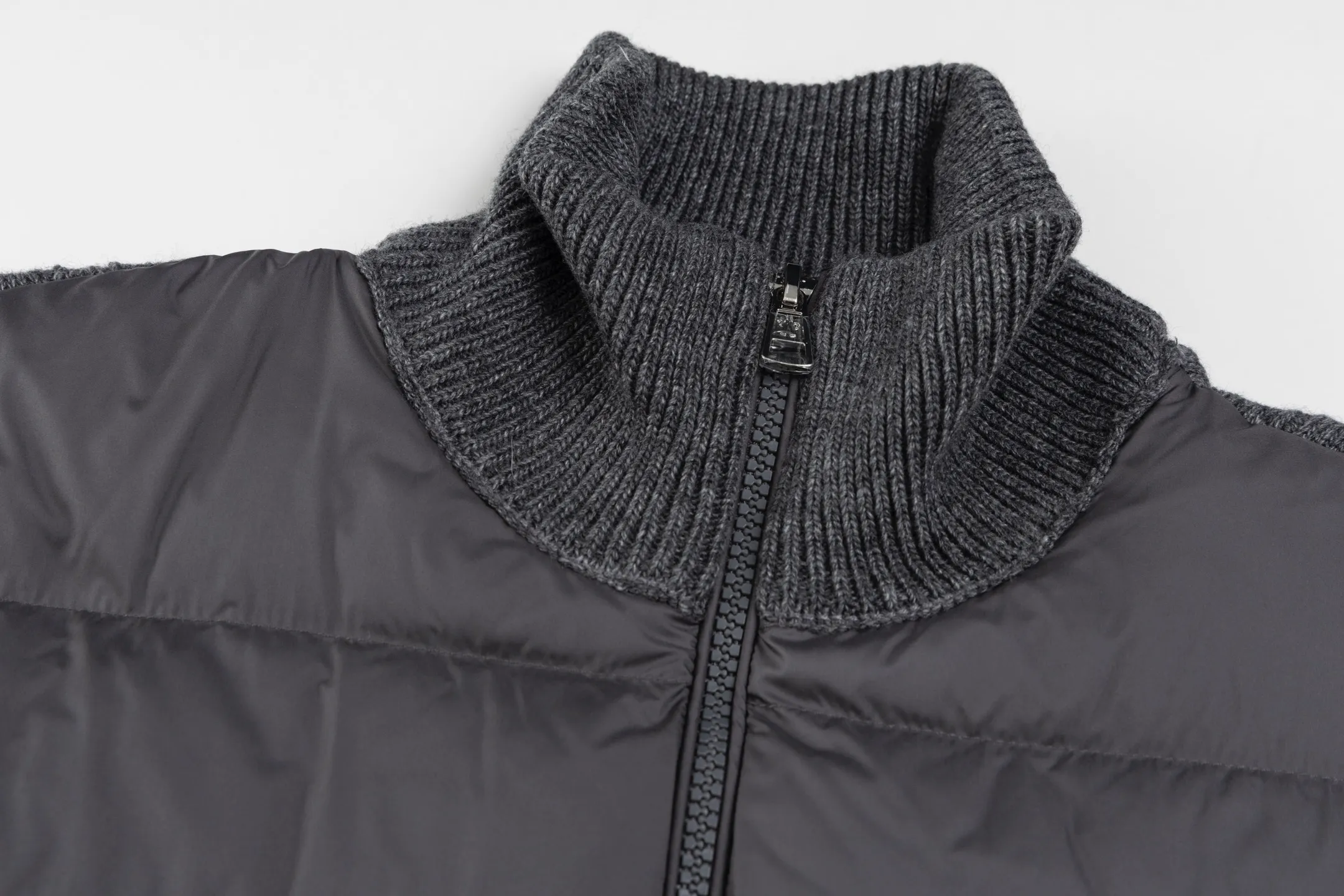 P800 Exclusively available] Moncler Wool Spliced ​​Down Jacket with Sleeves and Parallel Bars (Gray) A down jacket with a stunning design and great looks. Quality control allows you to buy it directly. This is a high-end product that you can’t go wrong with! The two white stripes paired with the sleeves make it a very handsome style. It is made of imported technical fabrics and is filled with 90% white duck down. The fabric texture and shape are exquisite. You can feel its strong aura through the detailed pictures. It also has superior handsomeness and warmth performance, and can be easily worn in various occasions! With polythermal insulation, you don’t have to worry about a little chill! The placket adopts a large-tooth zipper opening and closing design, which is both fashionable and functional. It not only highlights the shape but also keeps the sweater warm. The iconic logo on the sleeve arm makes the whole style more luxurious. Size:1/2/3/4
