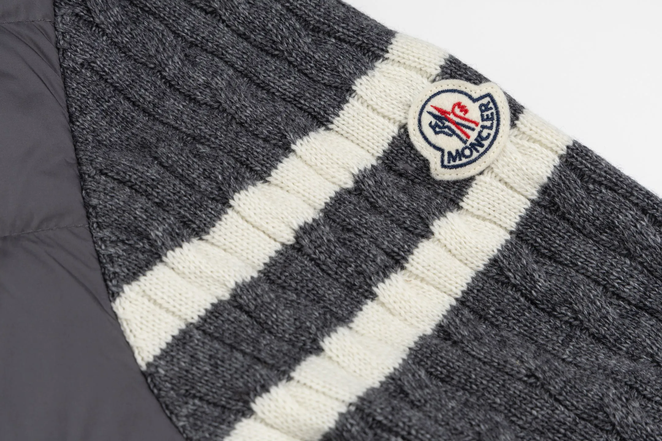 P800 Exclusively available] Moncler Wool Spliced ​​Down Jacket with Sleeves and Parallel Bars (Gray) A down jacket with a stunning design and great looks. Quality control allows you to buy it directly. This is a high-end product that you can’t go wrong with! The two white stripes paired with the sleeves make it a very handsome style. It is made of imported technical fabrics and is filled with 90% white duck down. The fabric texture and shape are exquisite. You can feel its strong aura through the detailed pictures. It also has superior handsomeness and warmth performance, and can be easily worn in various occasions! With polythermal insulation, you don’t have to worry about a little chill! The placket adopts a large-tooth zipper opening and closing design, which is both fashionable and functional. It not only highlights the shape but also keeps the sweater warm. The iconic logo on the sleeve arm makes the whole style more luxurious. Size:1/2/3/4