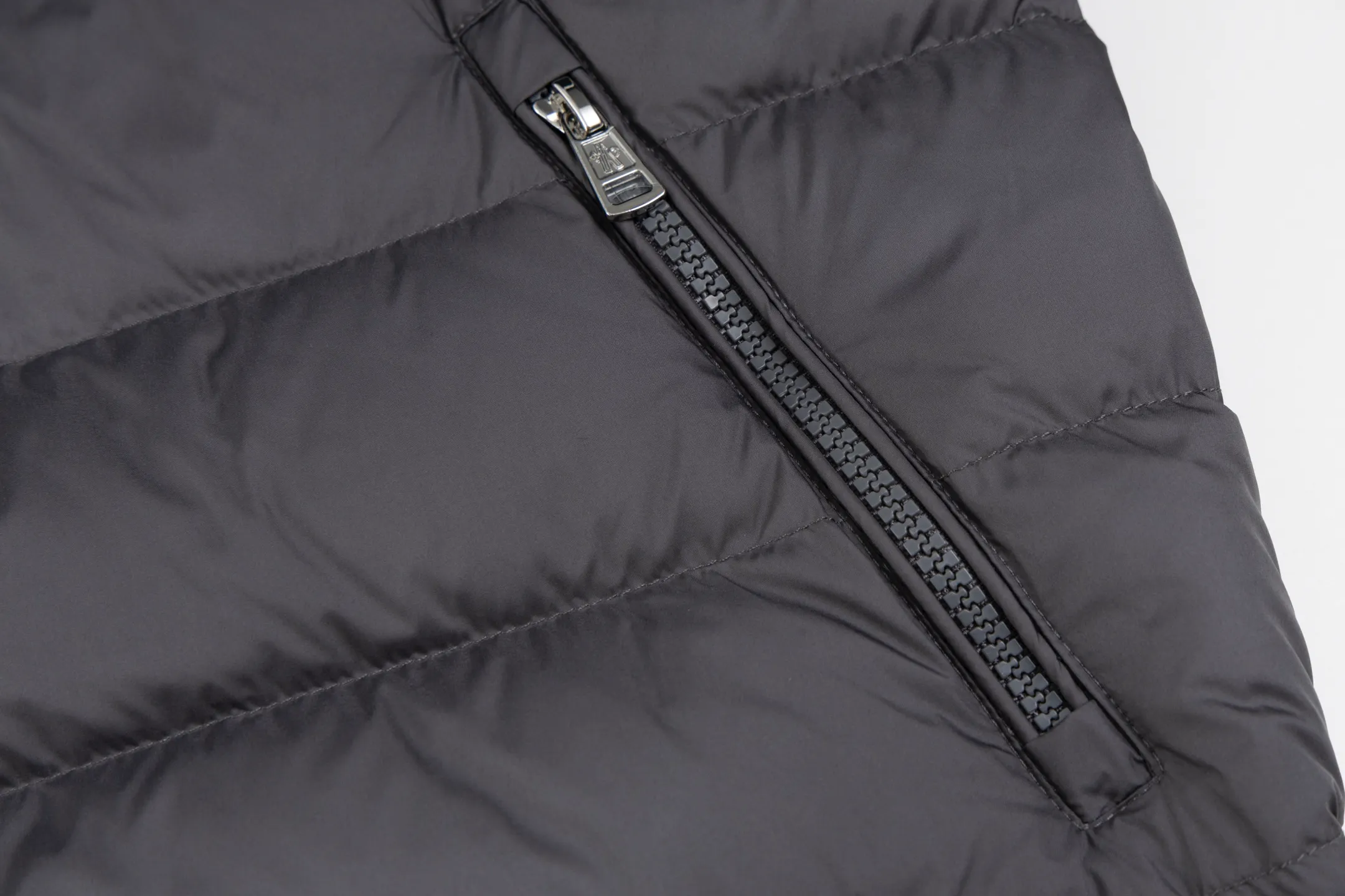 P800 Exclusively available] Moncler Wool Spliced ​​Down Jacket with Sleeves and Parallel Bars (Gray) A down jacket with a stunning design and great looks. Quality control allows you to buy it directly. This is a high-end product that you can’t go wrong with! The two white stripes paired with the sleeves make it a very handsome style. It is made of imported technical fabrics and is filled with 90% white duck down. The fabric texture and shape are exquisite. You can feel its strong aura through the detailed pictures. It also has superior handsomeness and warmth performance, and can be easily worn in various occasions! With polythermal insulation, you don’t have to worry about a little chill! The placket adopts a large-tooth zipper opening and closing design, which is both fashionable and functional. It not only highlights the shape but also keeps the sweater warm. The iconic logo on the sleeve arm makes the whole style more luxurious. Size:1/2/3/4