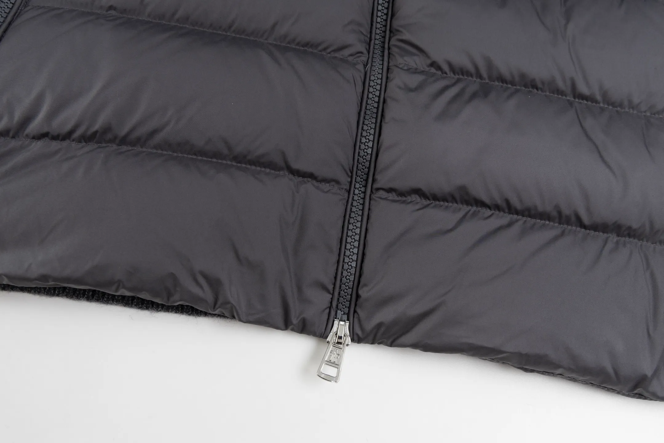 P800 Exclusively available] Moncler Wool Spliced ​​Down Jacket with Sleeves and Parallel Bars (Gray) A down jacket with a stunning design and great looks. Quality control allows you to buy it directly. This is a high-end product that you can’t go wrong with! The two white stripes paired with the sleeves make it a very handsome style. It is made of imported technical fabrics and is filled with 90% white duck down. The fabric texture and shape are exquisite. You can feel its strong aura through the detailed pictures. It also has superior handsomeness and warmth performance, and can be easily worn in various occasions! With polythermal insulation, you don’t have to worry about a little chill! The placket adopts a large-tooth zipper opening and closing design, which is both fashionable and functional. It not only highlights the shape but also keeps the sweater warm. The iconic logo on the sleeve arm makes the whole style more luxurious. Size:1/2/3/4