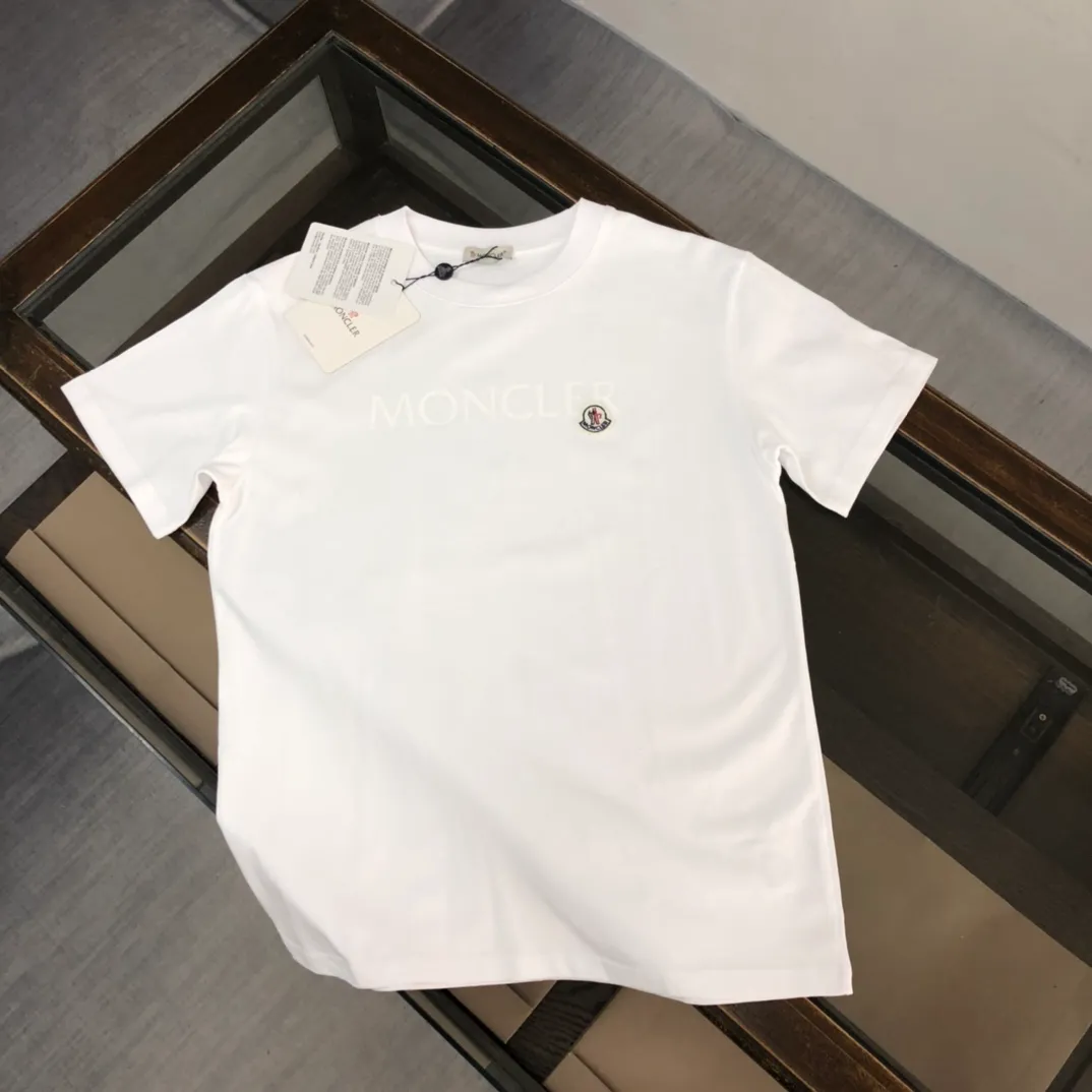 P170 Moncler 2023 new men's round neck short-sleeved couple T-shirt, new spring and summer product, high quality 🔥🔥Fashionable and versatile, customized imported fabrics, comfortable to wear, breathable, fashionable without losing personality, casual and casual upper body, handsome and stylish, showing the temperament of a big brand. All three standards are complete! ! Color: black white Size: S-XL (loose fit)