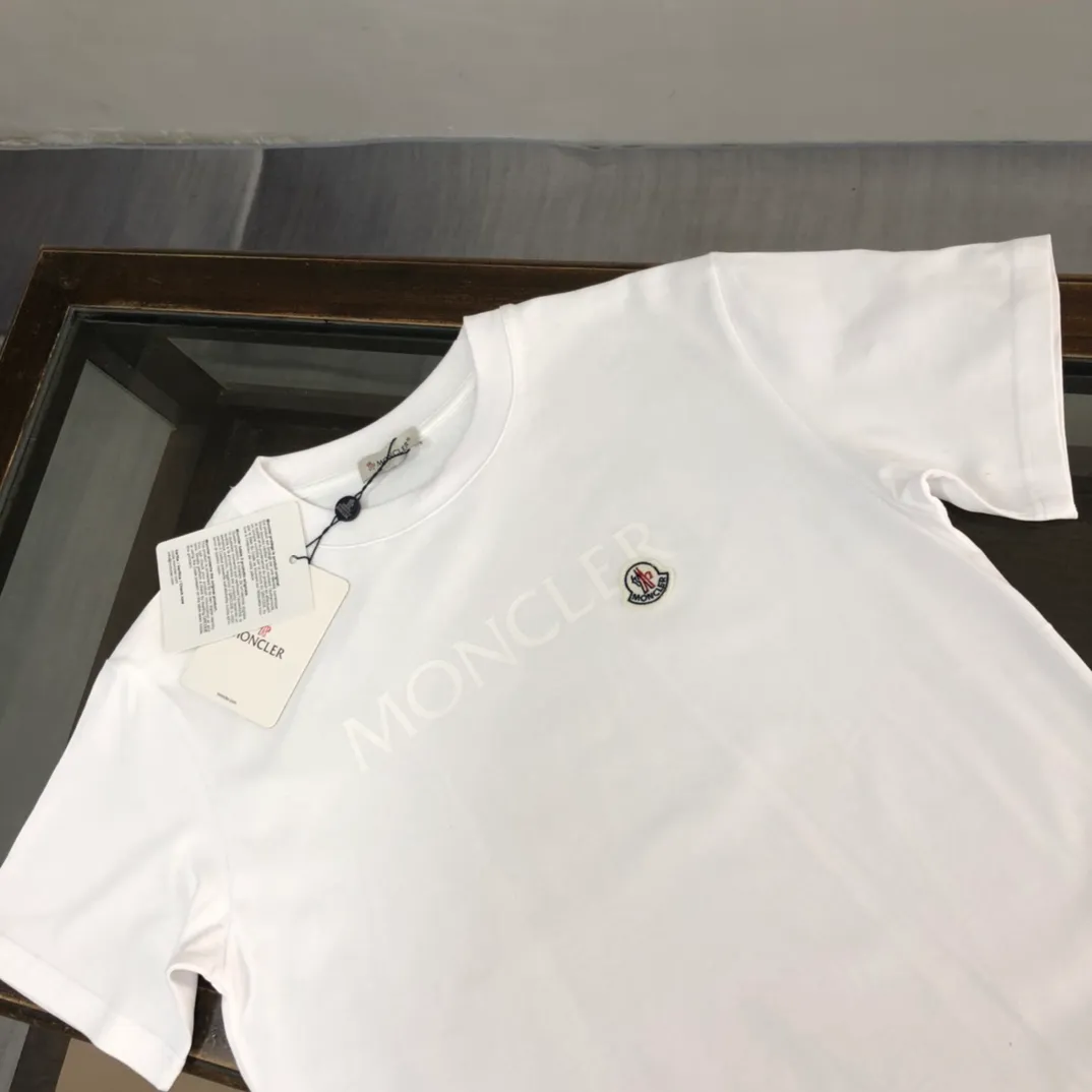 P170 Moncler 2023 new men's round neck short-sleeved couple T-shirt, new spring and summer product, high quality 🔥🔥Fashionable and versatile, customized imported fabrics, comfortable to wear, breathable, fashionable without losing personality, casual and casual upper body, handsome and stylish, showing the temperament of a big brand. All three standards are complete! ! Color: black white Size: S-XL (loose fit)