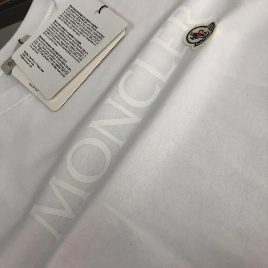 P170 Moncler 2023 new men's round neck short-sleeved couple T-shirt, new spring and summer product, high quality 🔥🔥Fashionable and versatile, customized imported fabrics, comfortable to wear, breathable, fashionable without losing personality, casual and casual upper body, handsome and stylish, showing the temperament of a big brand. All three standards are complete! ! Color: black white Size: S-XL (loose fit)