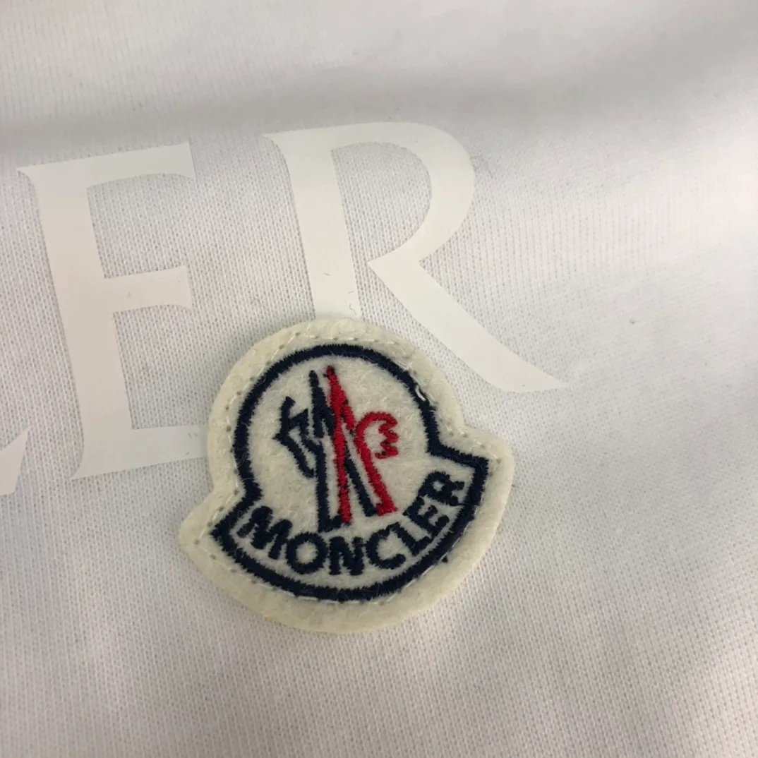 P170 Moncler 2023 new men's round neck short-sleeved couple T-shirt, new spring and summer product, high quality 🔥🔥Fashionable and versatile, customized imported fabrics, comfortable to wear, breathable, fashionable without losing personality, casual and casual upper body, handsome and stylish, showing the temperament of a big brand. All three standards are complete! ! Color: black white Size: S-XL (loose fit)