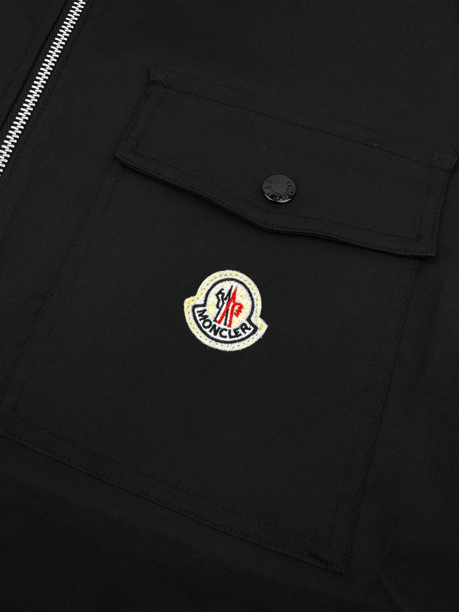 P480 White background picture] Moncler/mask logo zipper shirt jacket [Ready stock] S M L Outline the most moving fashion picture. Imported special machine infrared is used to position the "Moncler logo embroidery". The position is more accurate and strong. Template machine opens the bag. The preset template guides the position of the bag. The shape and size. The accuracy ensures the quality of the bag opening effect. The fabrics have been washed and have a better hand feel. Not easy to deform, not easy to shrink, not easy to fade. Maintain long-term beauty and loose fit.