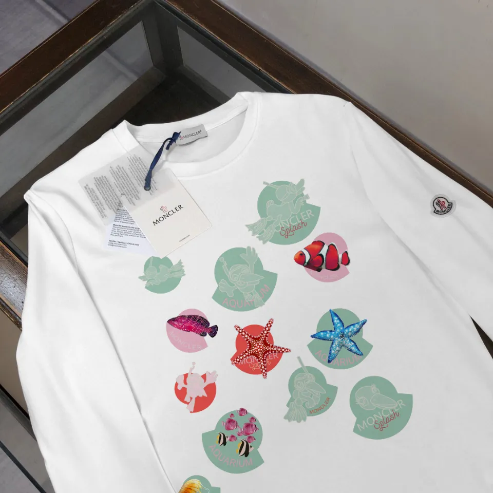 P180, a non-off-the-shelf model, you can trust it. Moncler printed long-sleeved T-shirt, 240g breathable cotton fabric, very soft and comfortable texture, does not shrink, does not deform, does not ball), can be worn alone as a base layer. Original customized accessories, collar label, care mark, hangtag, packaging (perfect details) Color: White Black Size: XS S M L