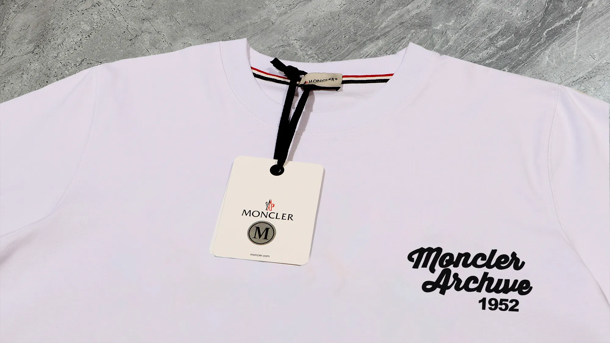 P140 Upgraded version "Mobile phone smart sensor ~ NFC chip armband ~ Direct access to the official website for anti-counterfeiting" "Moncler ~ Mouth Mouth" 2025 new high-quality round neck short-sleeved T-shirt. The cuffs have imported embroidered labels. Customized dyeing, very comfortable to touch. Super versatile and good-looking short-sleeved. Complete with three labels. Non-market ordinary version. Feel free to compare. Quality is absolutely guaranteed! ‼ First of all, this original fabric is all custom-woven with 32-count double yarn fabric, 250G, and the weight is the same‼ Fine workmanship, double waistcoat method, double waistcoat method, double waistcoat method makes the whole dress more three-dimensional, which is not a craft that ordinary T-shirts can achieve🤪 Size: S-M-L-XL-2XL Color: black, white, apricot, same style for men and women
