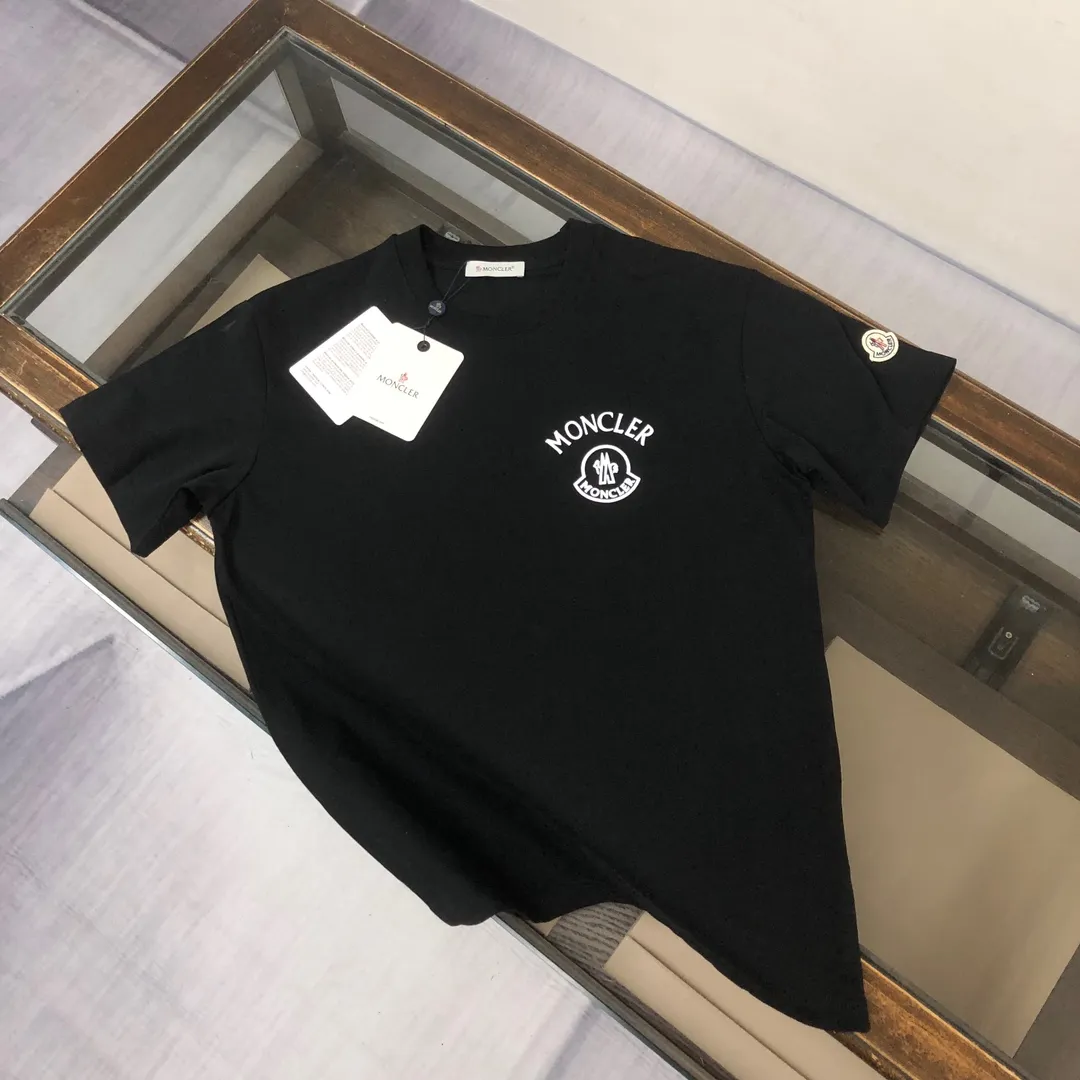 P160 MONCLER 2025 latest couple style round neck short-sleeved couple T-shirt, new spring and summer product, high quality 🔥🔥Three-dimensional logo letter logo printing technology on the chest! Fashionable and versatile trendy styles, customized imported fabrics! Comfortable to wear, breathable, fashionable without losing personality, the upper body is casual and casual, handsome and stylish, showing the temperament of a big brand. All three standards are complete! ! Color: Black White Size: S M L XL (Loose fit, please state your height and weight when placing an order)